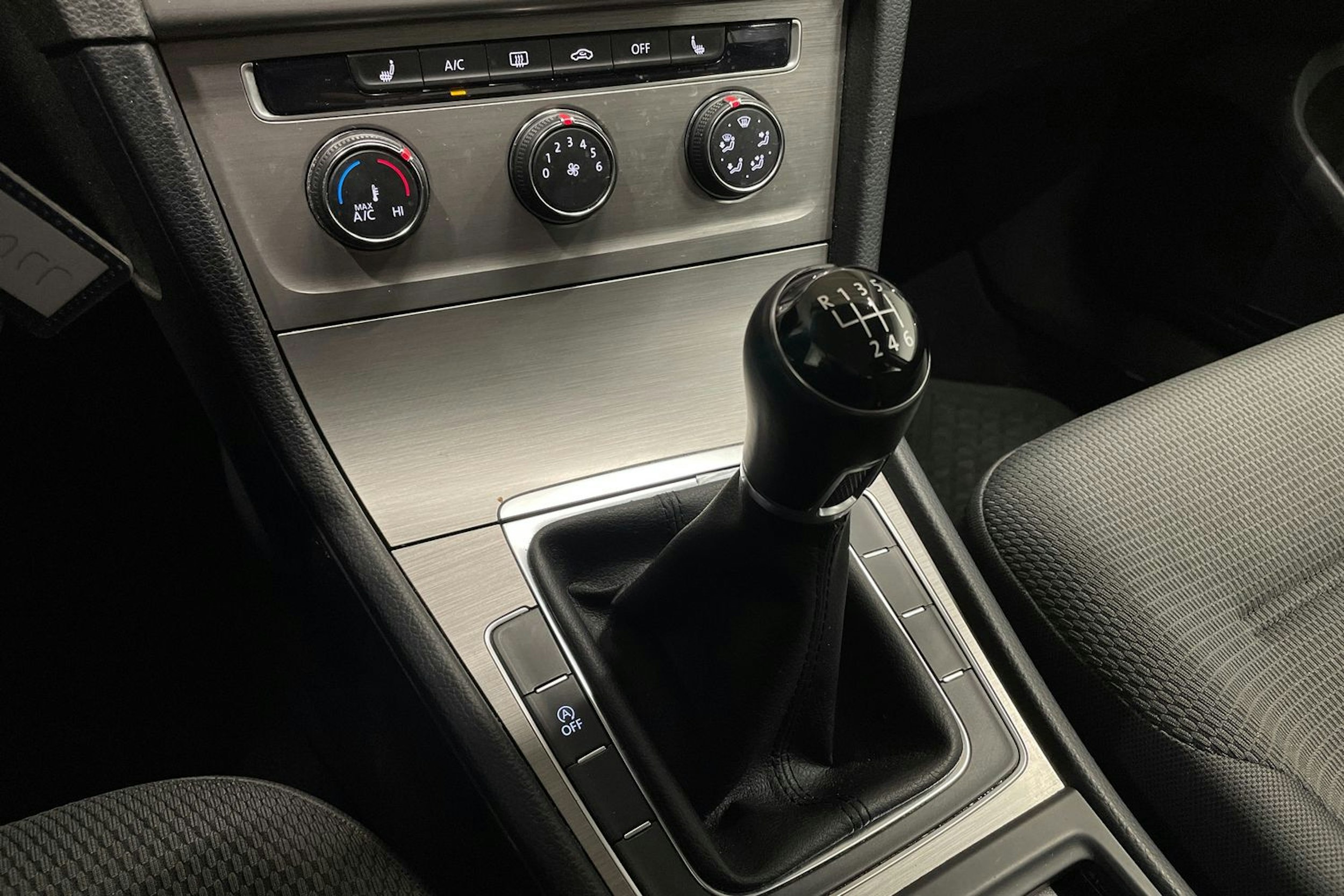 musta Volkswagen Golf 2015 kuva 20.