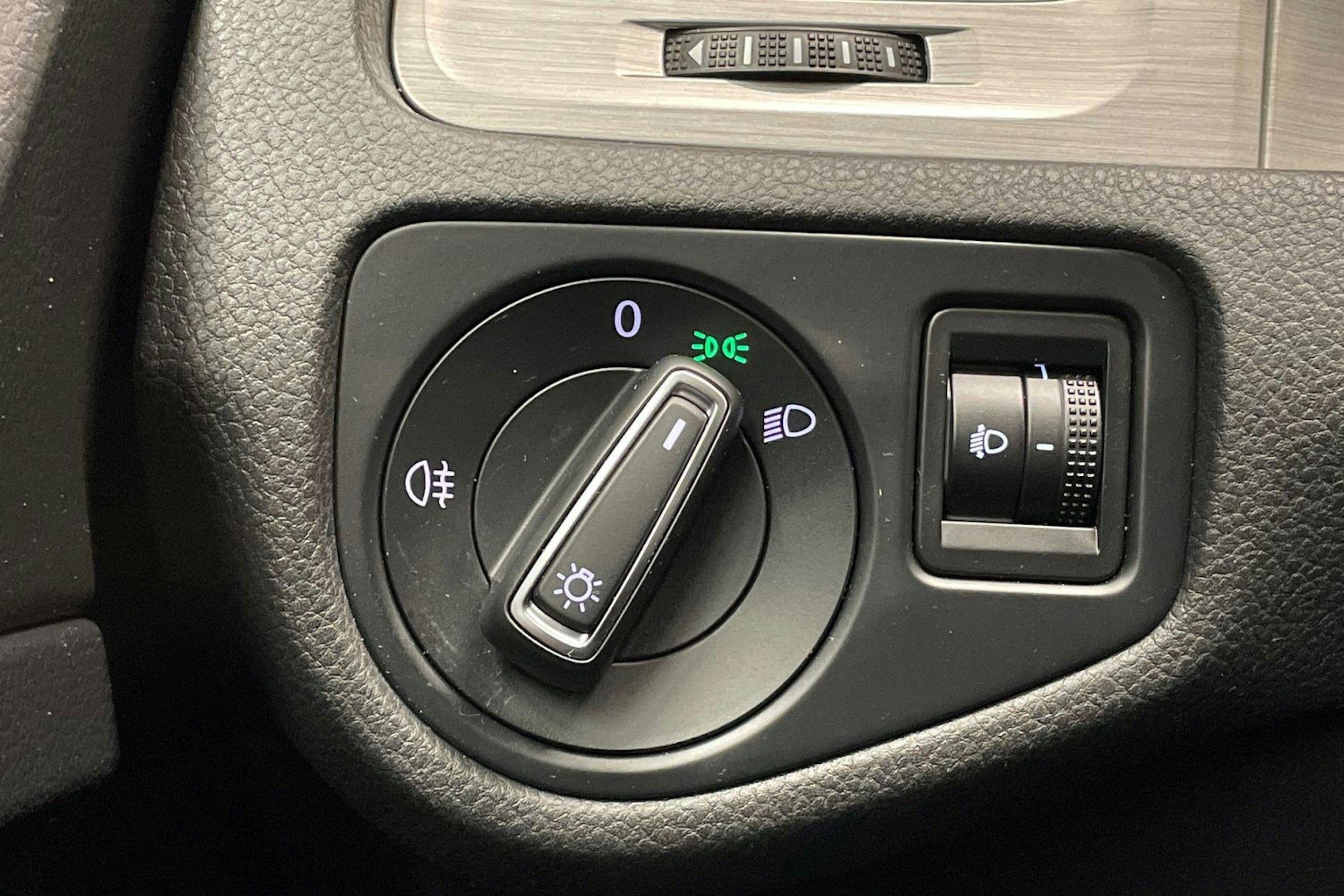 musta Volkswagen Golf 2015 kuva 21.