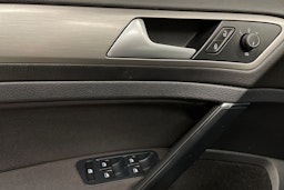 musta Volkswagen Golf 2015 kuva 22.