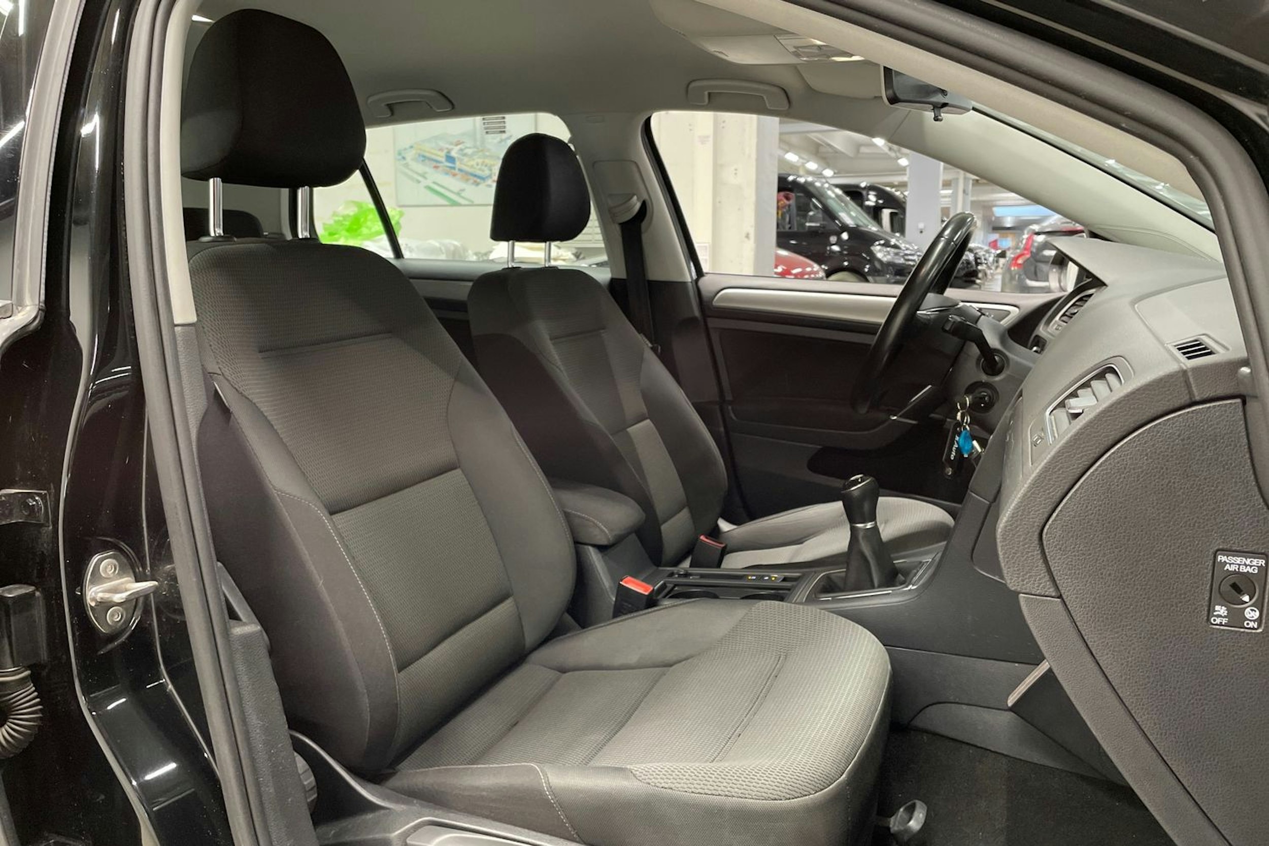 musta Volkswagen Golf 2015 kuva 23.