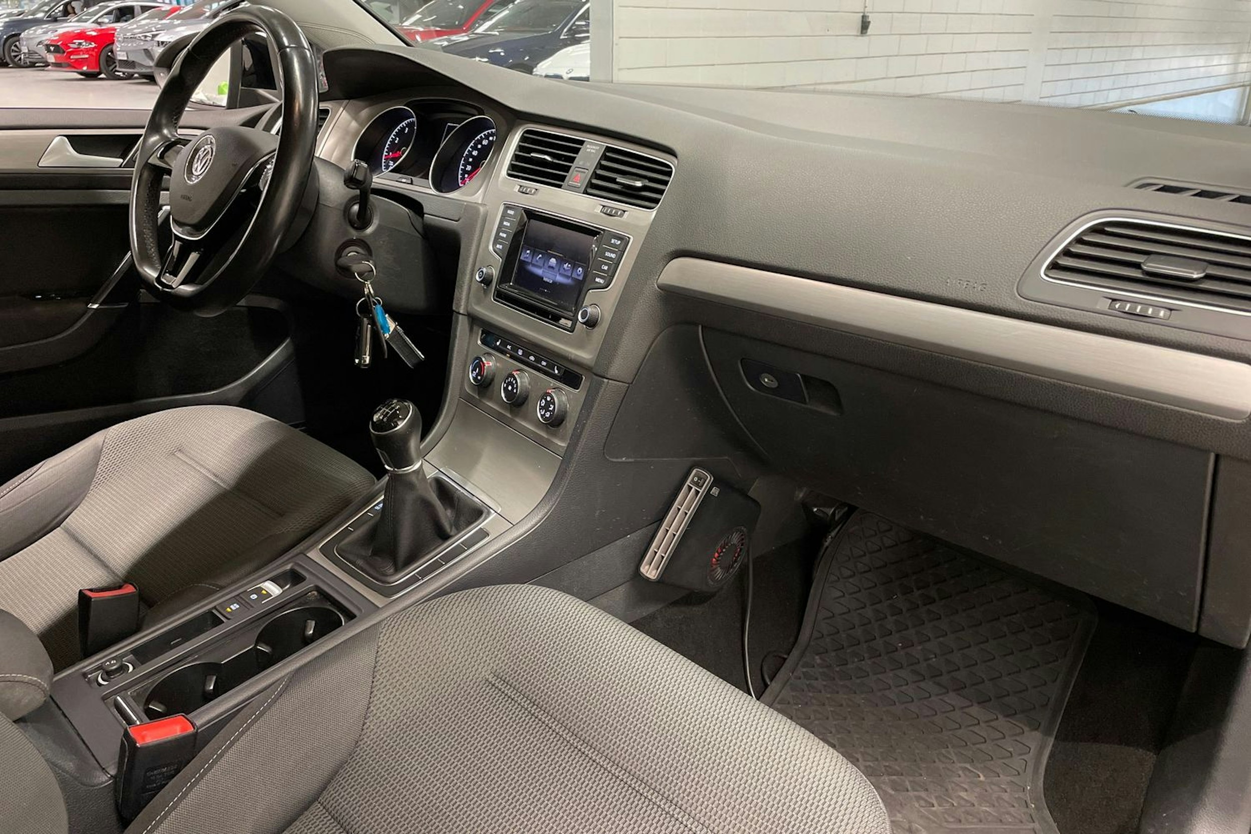 musta Volkswagen Golf 2015 kuva 24.