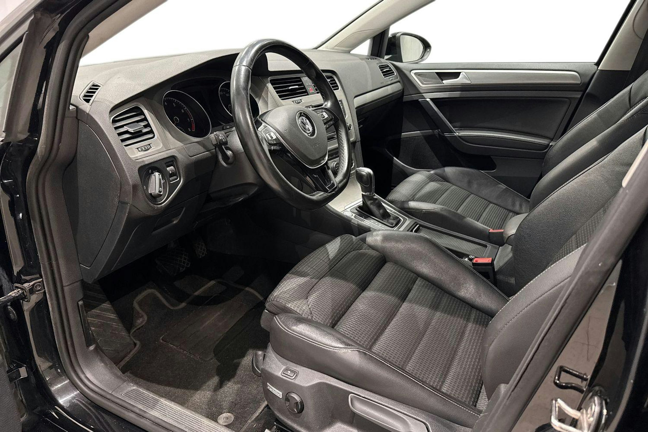 musta Volkswagen Golf 2015 kuva 7.
