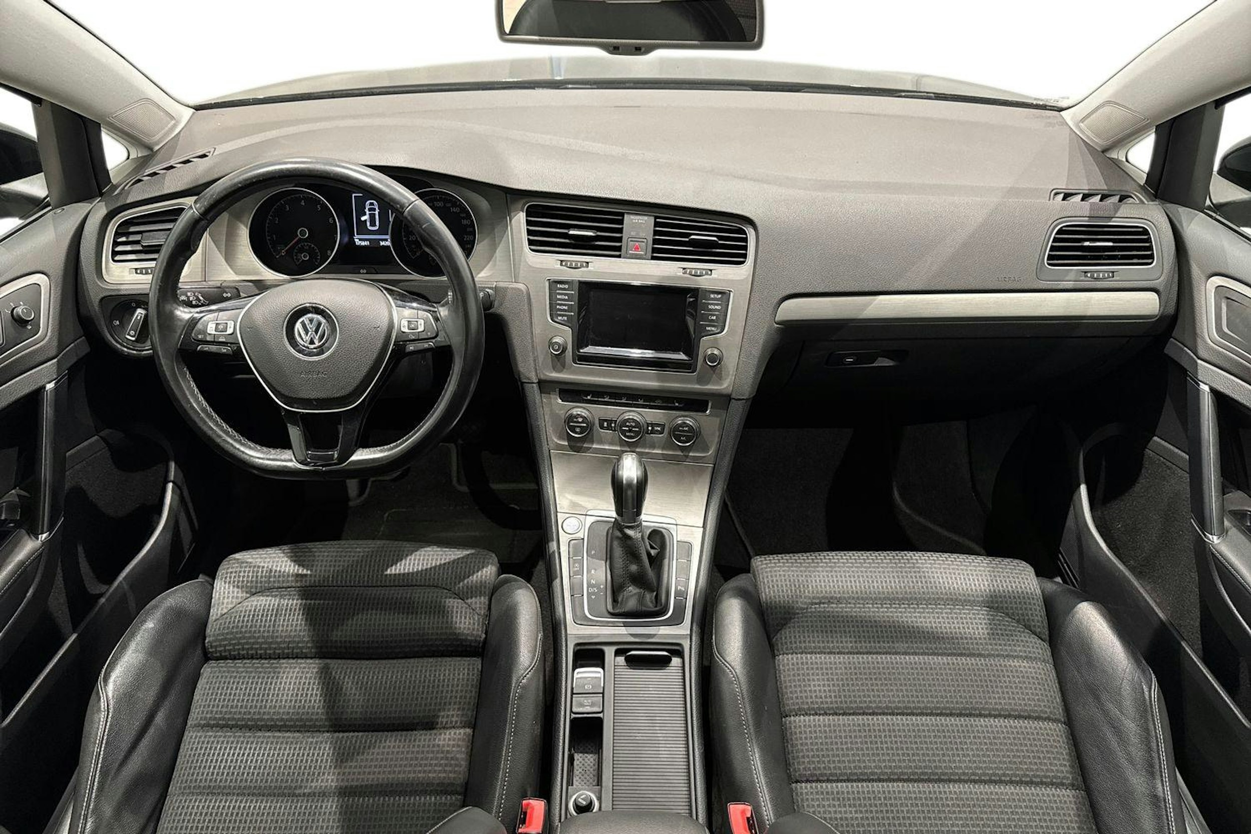 musta Volkswagen Golf 2015 kuva 9.