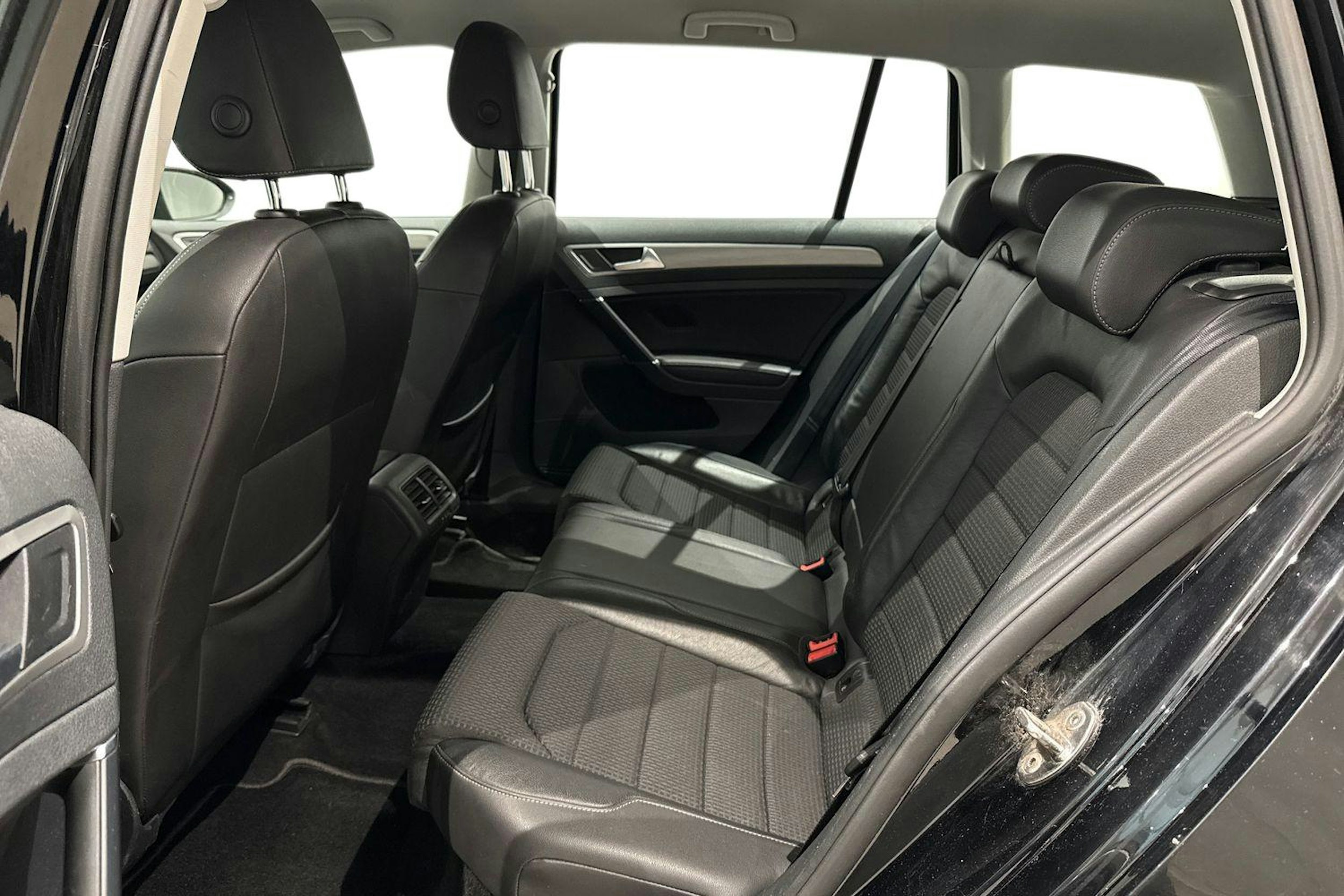 musta Volkswagen Golf 2015 kuva 10.