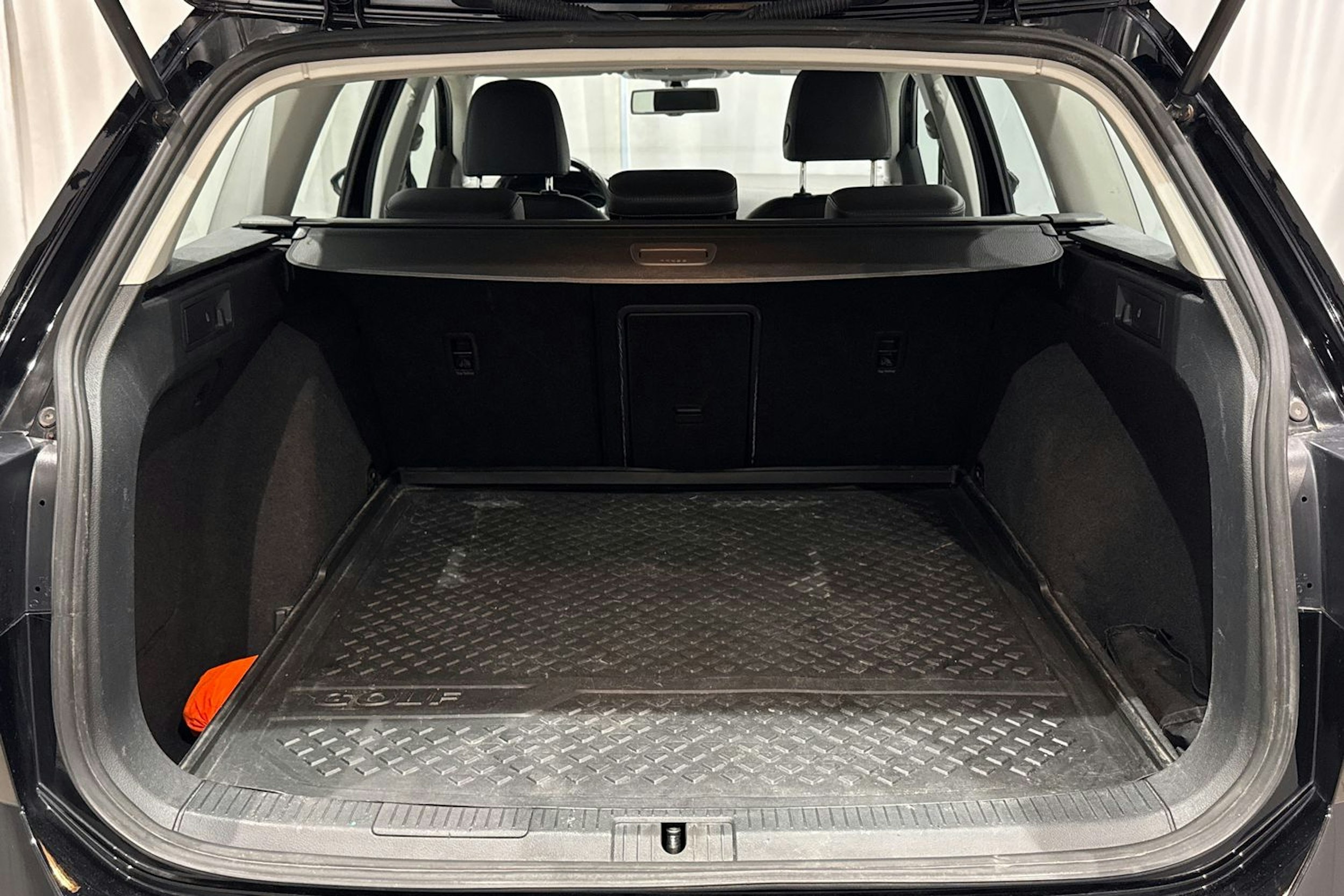 musta Volkswagen Golf 2015 kuva 16.