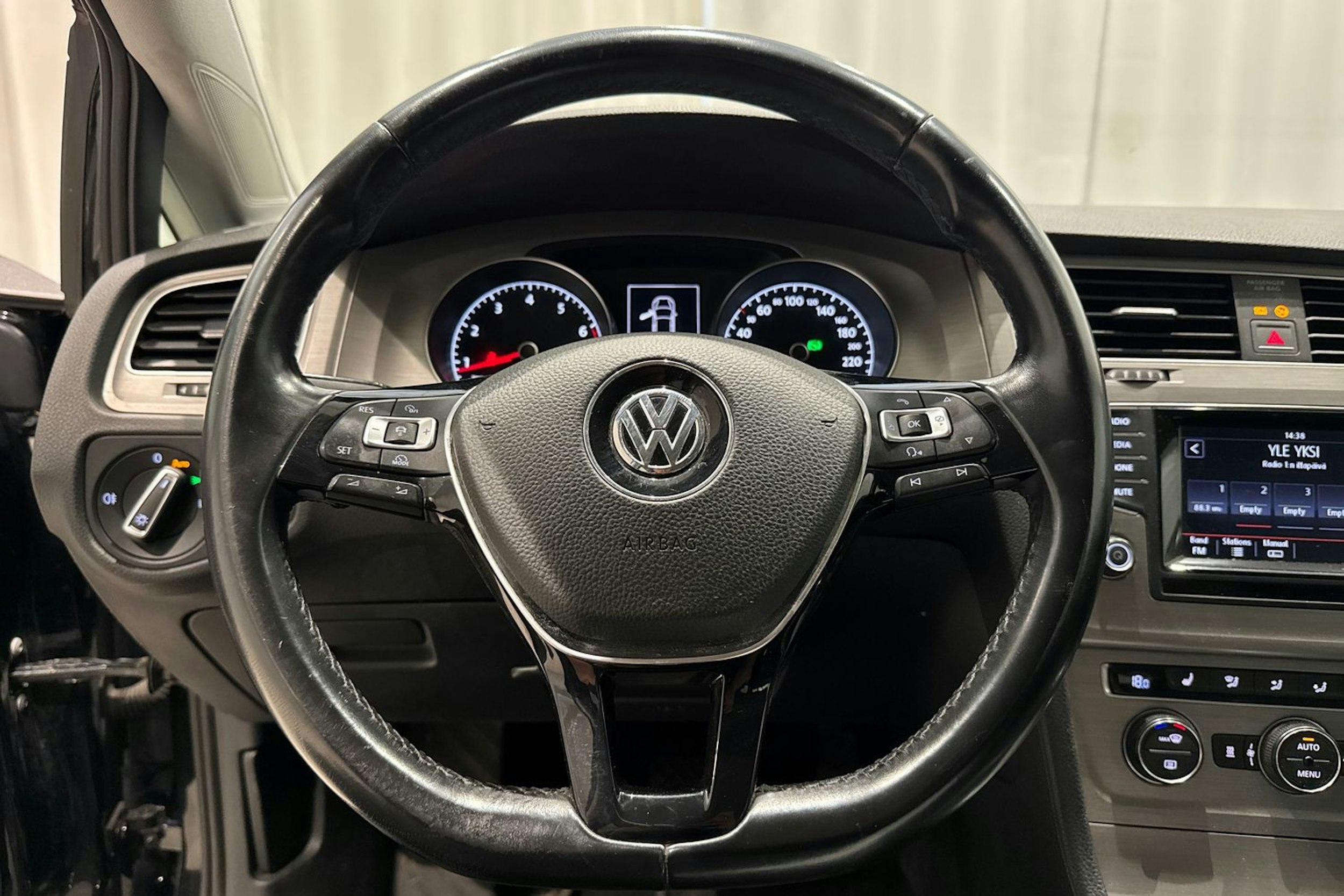 musta Volkswagen Golf 2015 kuva 17.