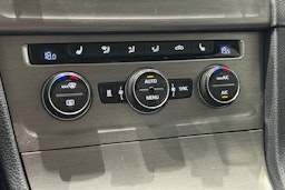 musta Volkswagen Golf 2015 kuva 23.