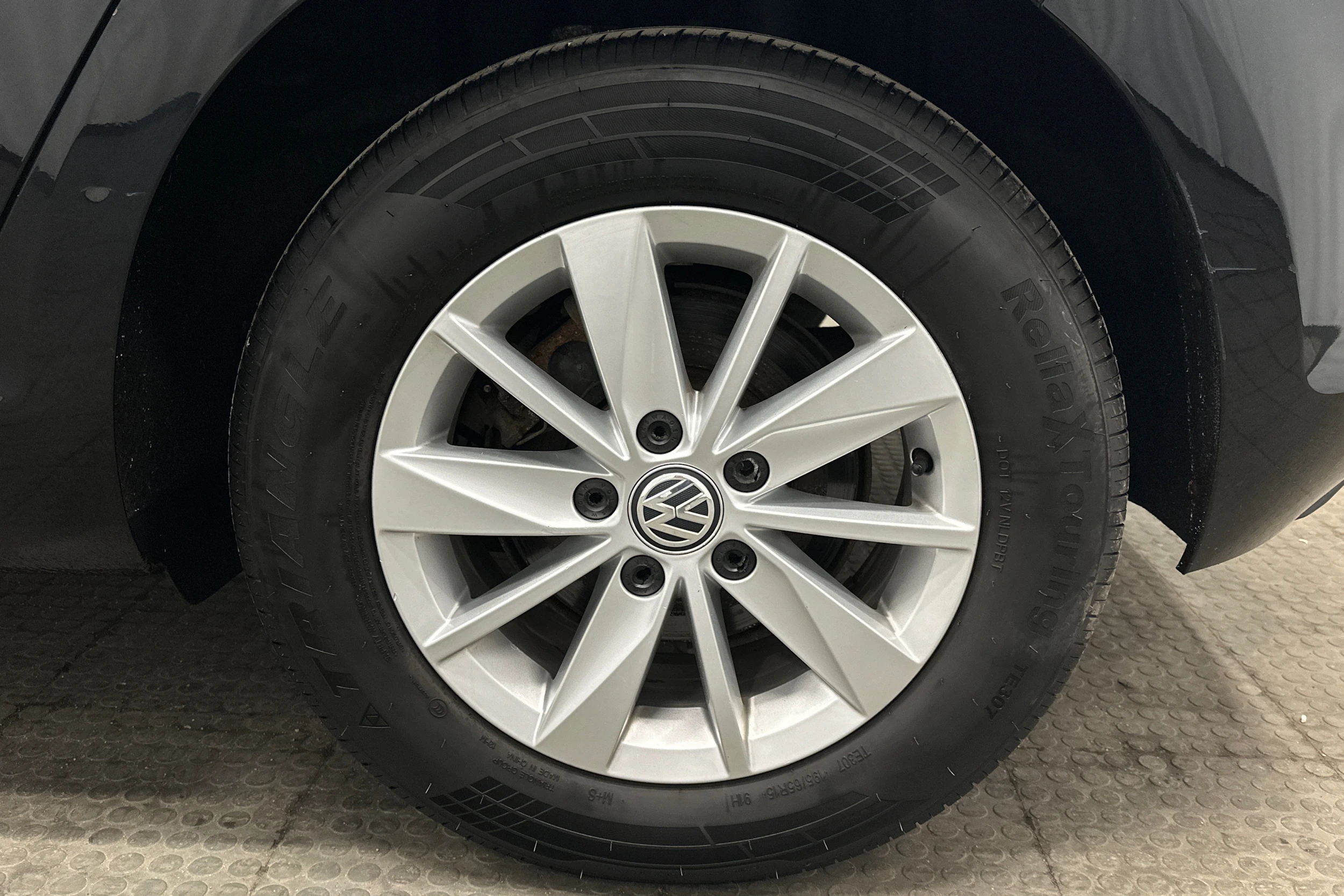musta Volkswagen Golf 2015 kuva 10.