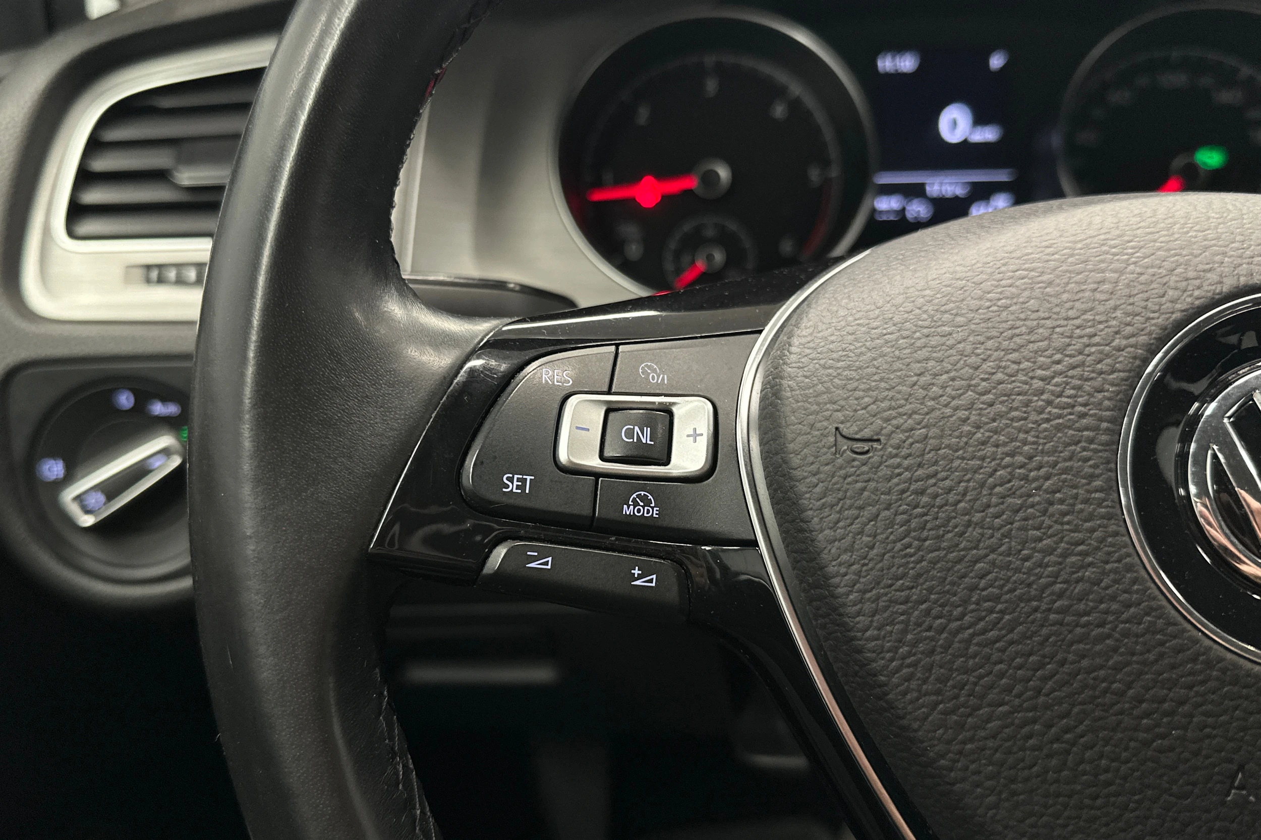 musta Volkswagen Golf 2015 kuva 11.