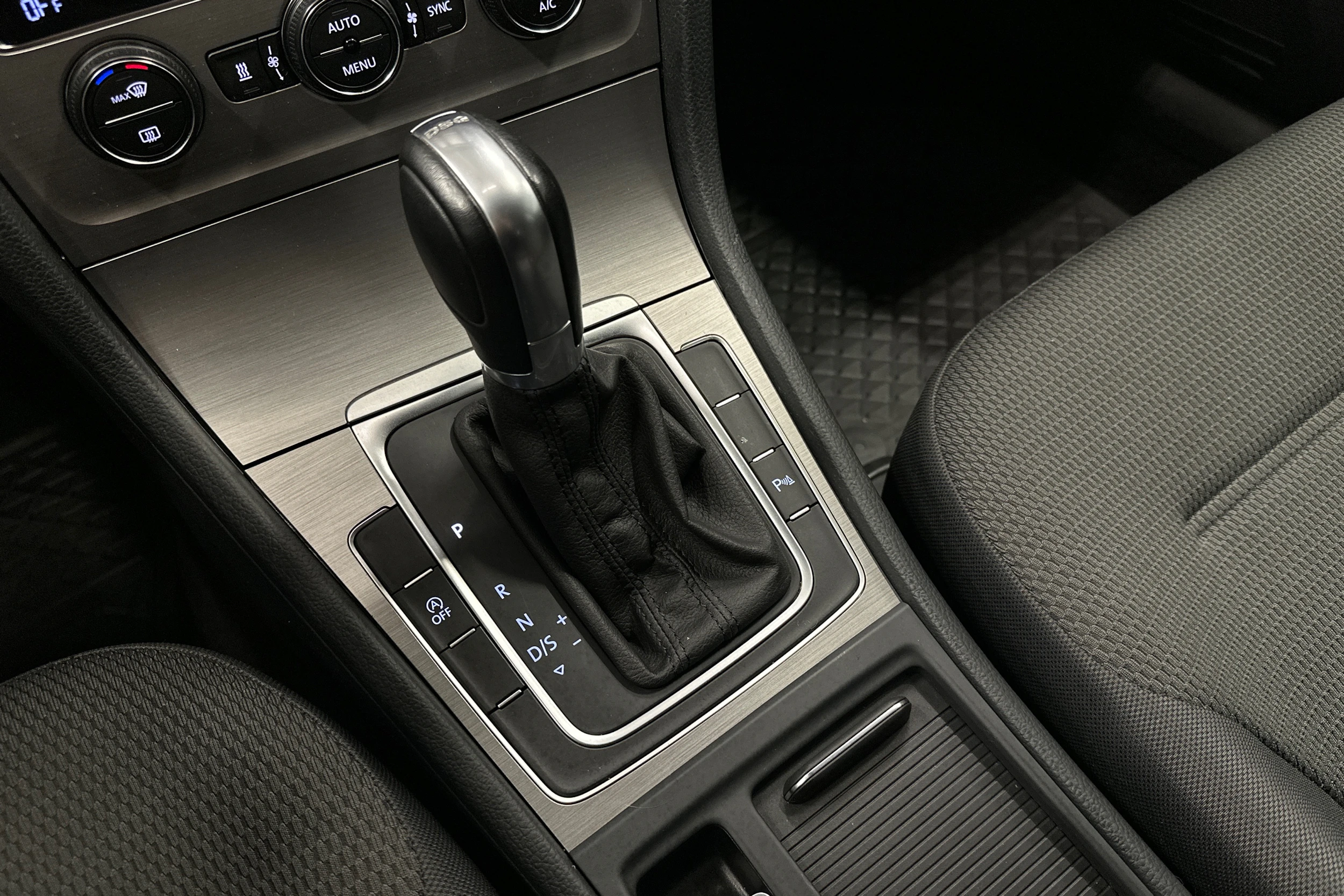 musta Volkswagen Golf 2015 kuva 24.