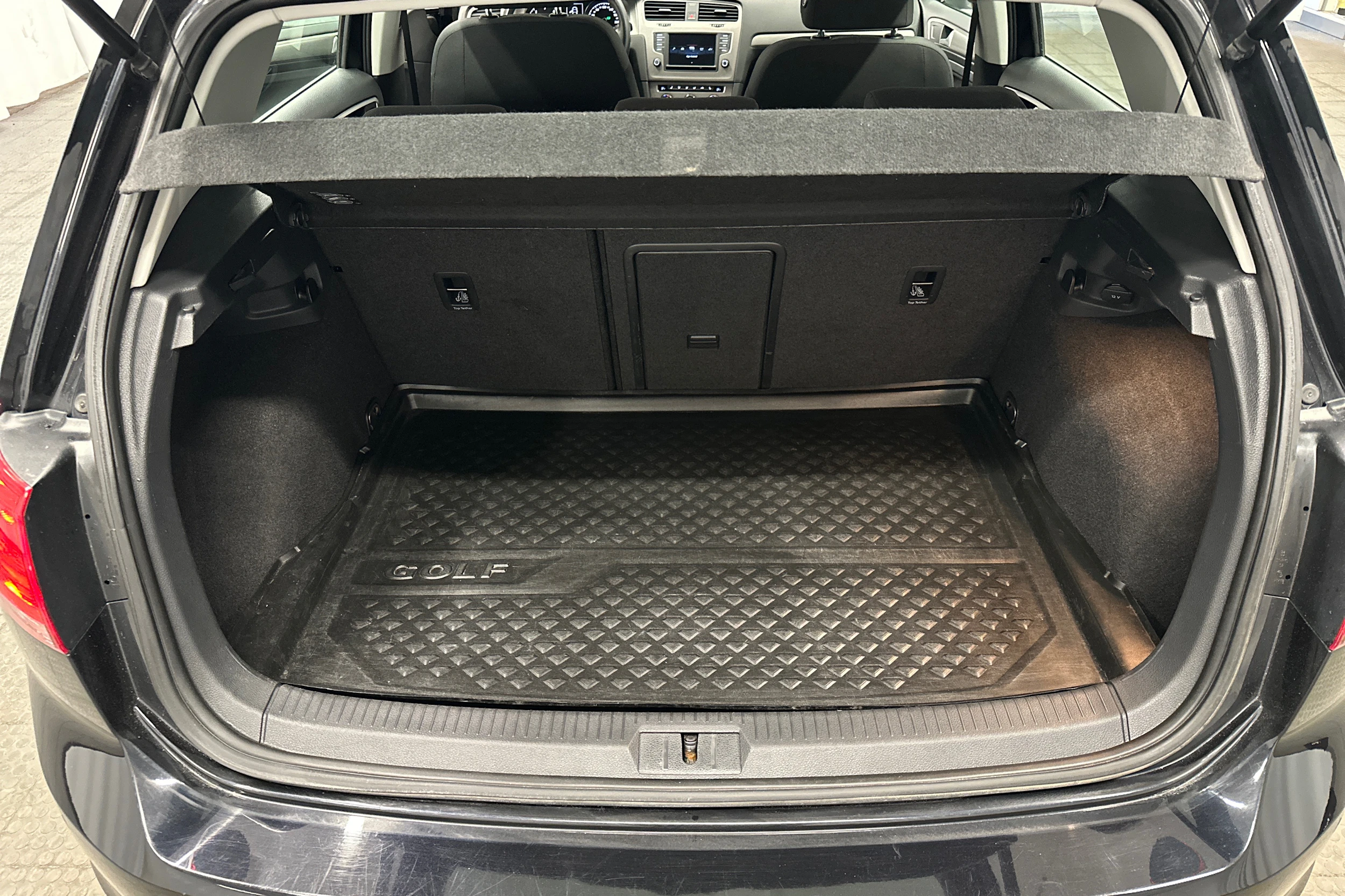 musta Volkswagen Golf 2015 kuva 26.