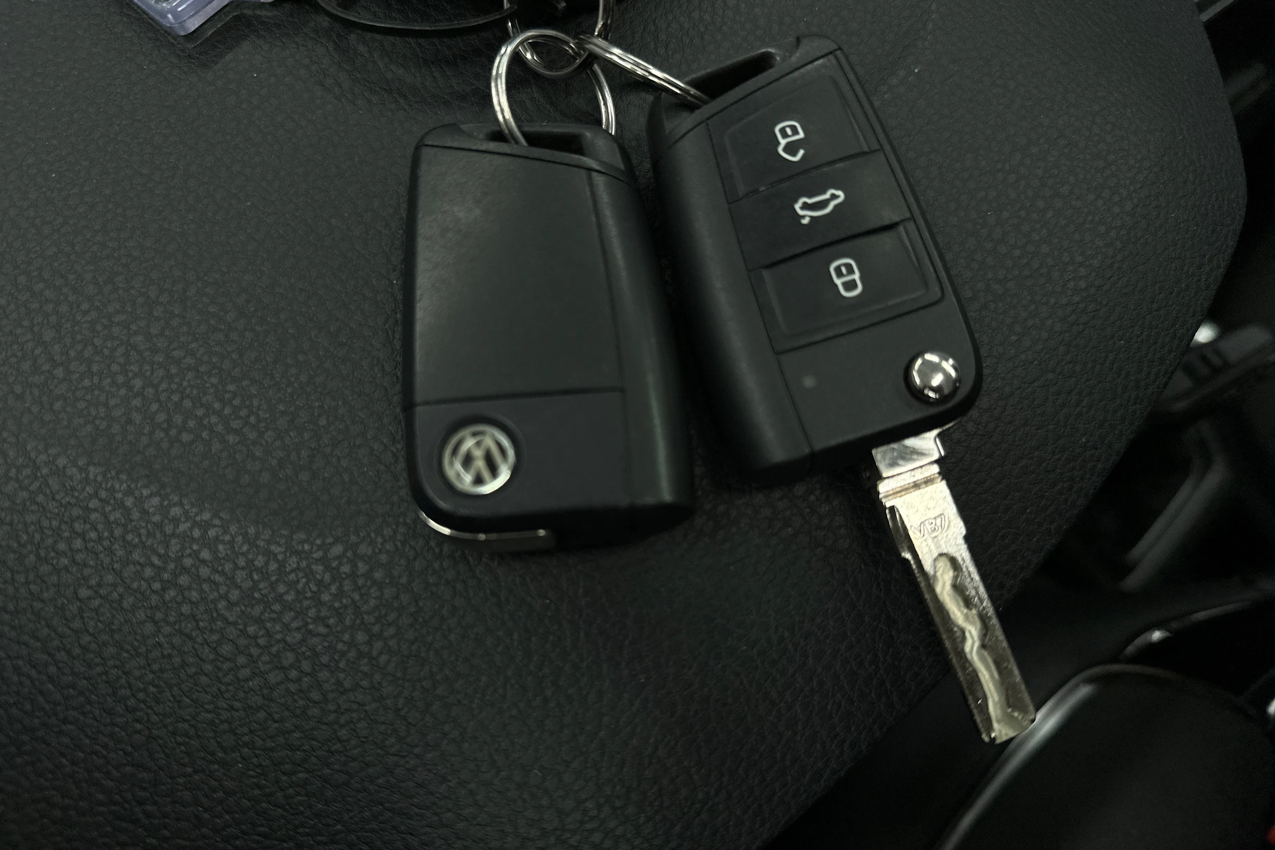 musta Volkswagen Golf 2015 kuva 27.
