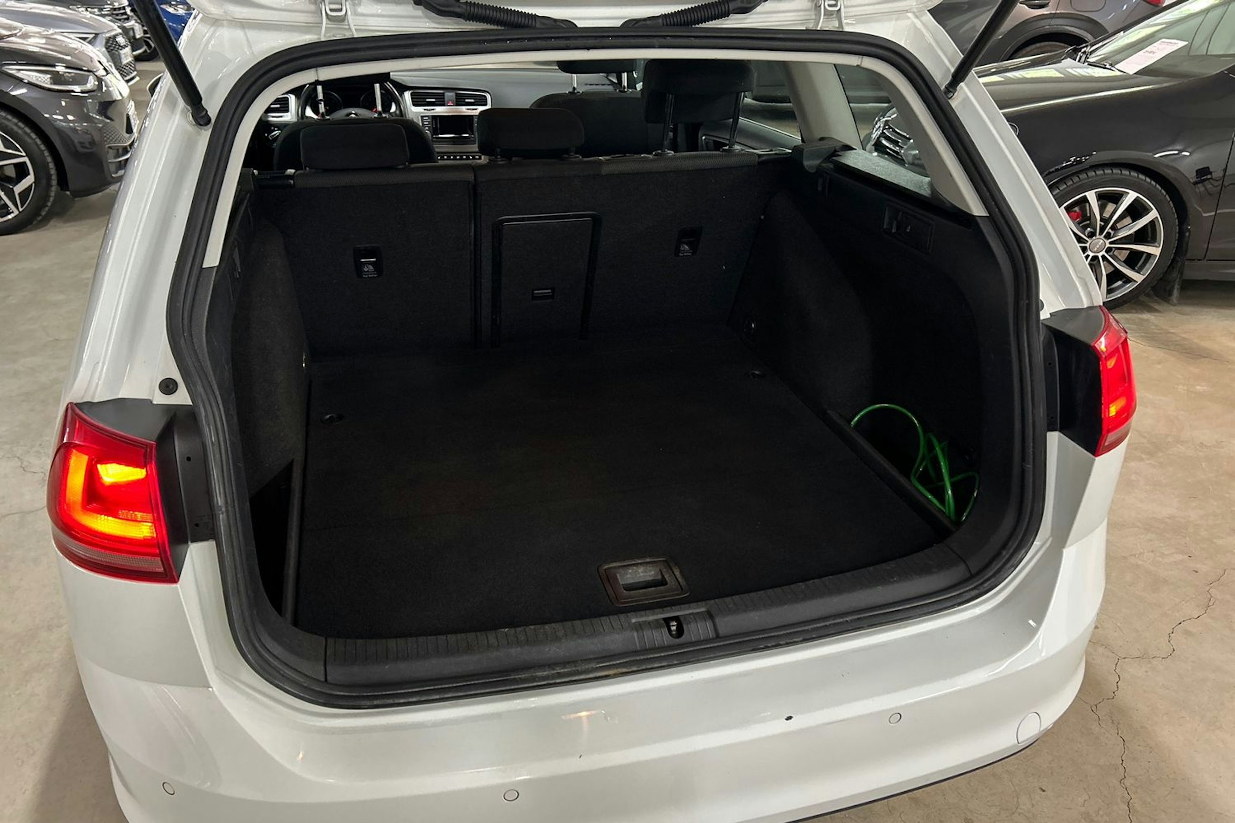 valkoinen Volkswagen Golf 2015 kuva 11.