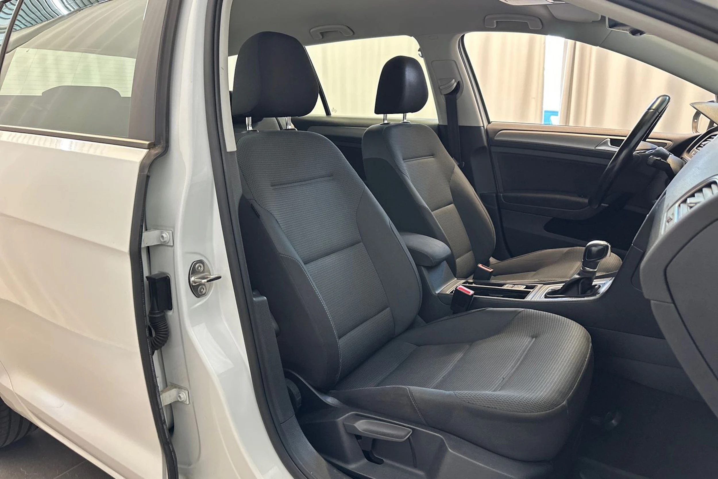 valkoinen Volkswagen Golf 2015 kuva 11.