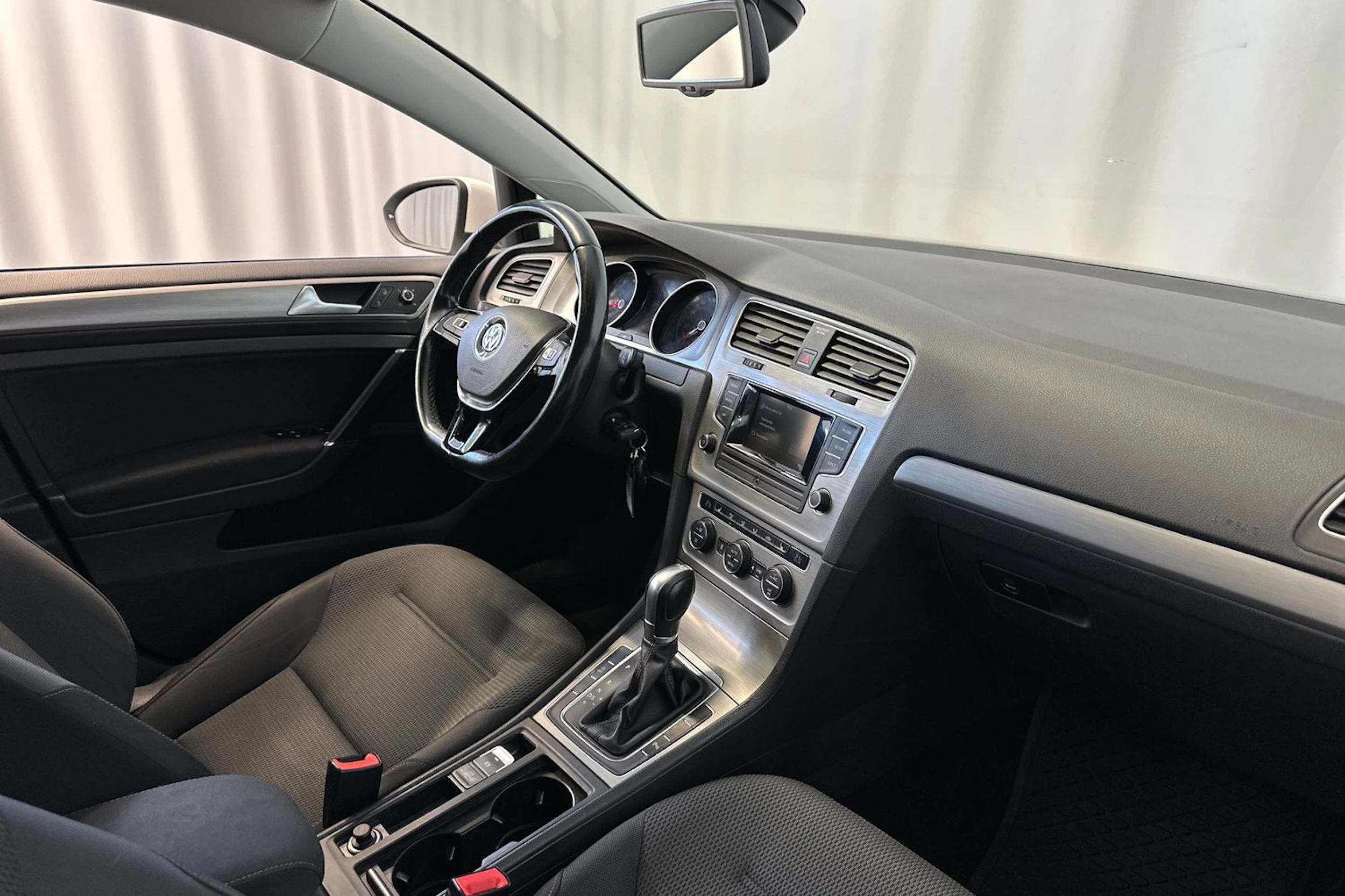 valkoinen Volkswagen Golf 2015 kuva 12.