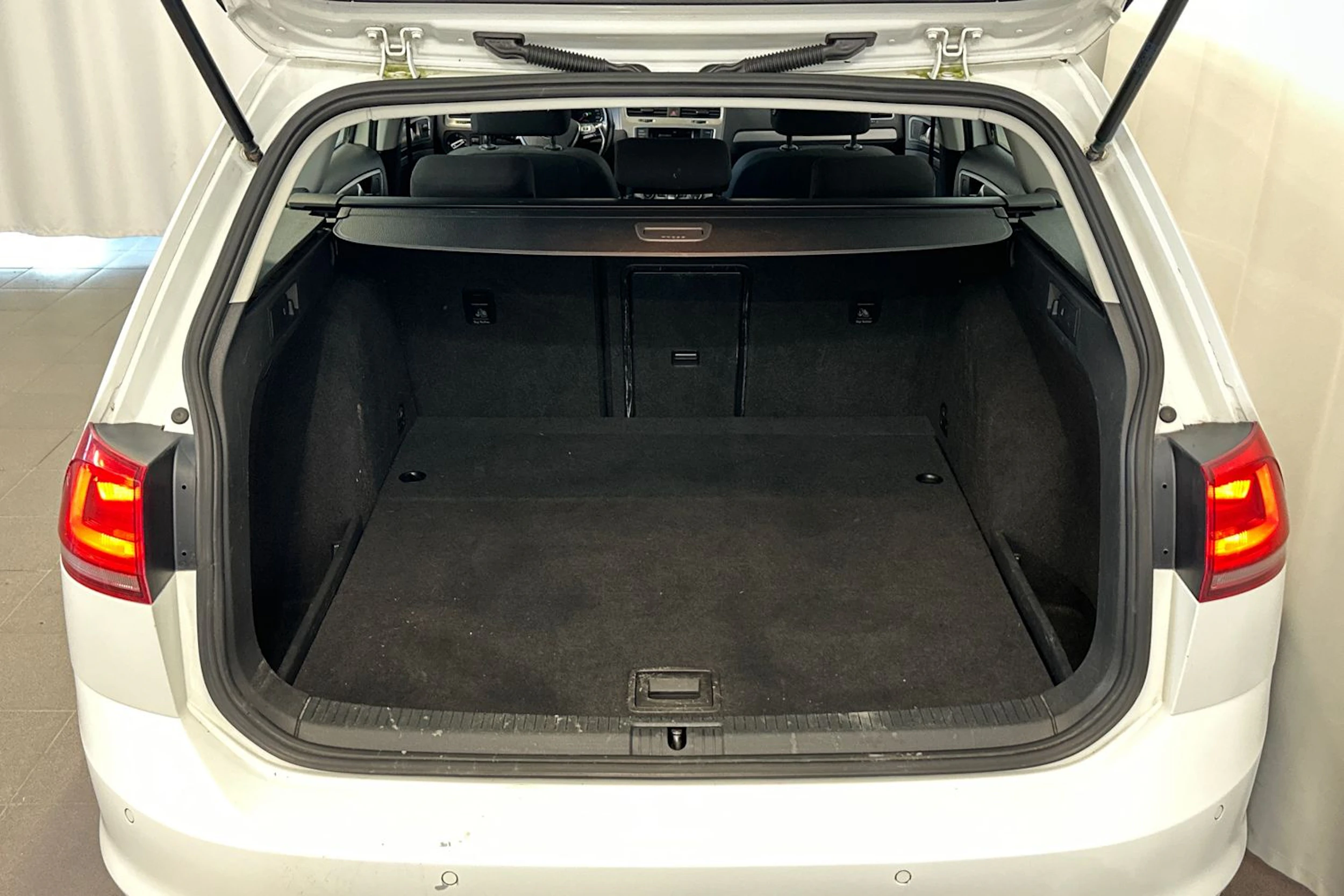 valkoinen Volkswagen Golf 2015 kuva 13.