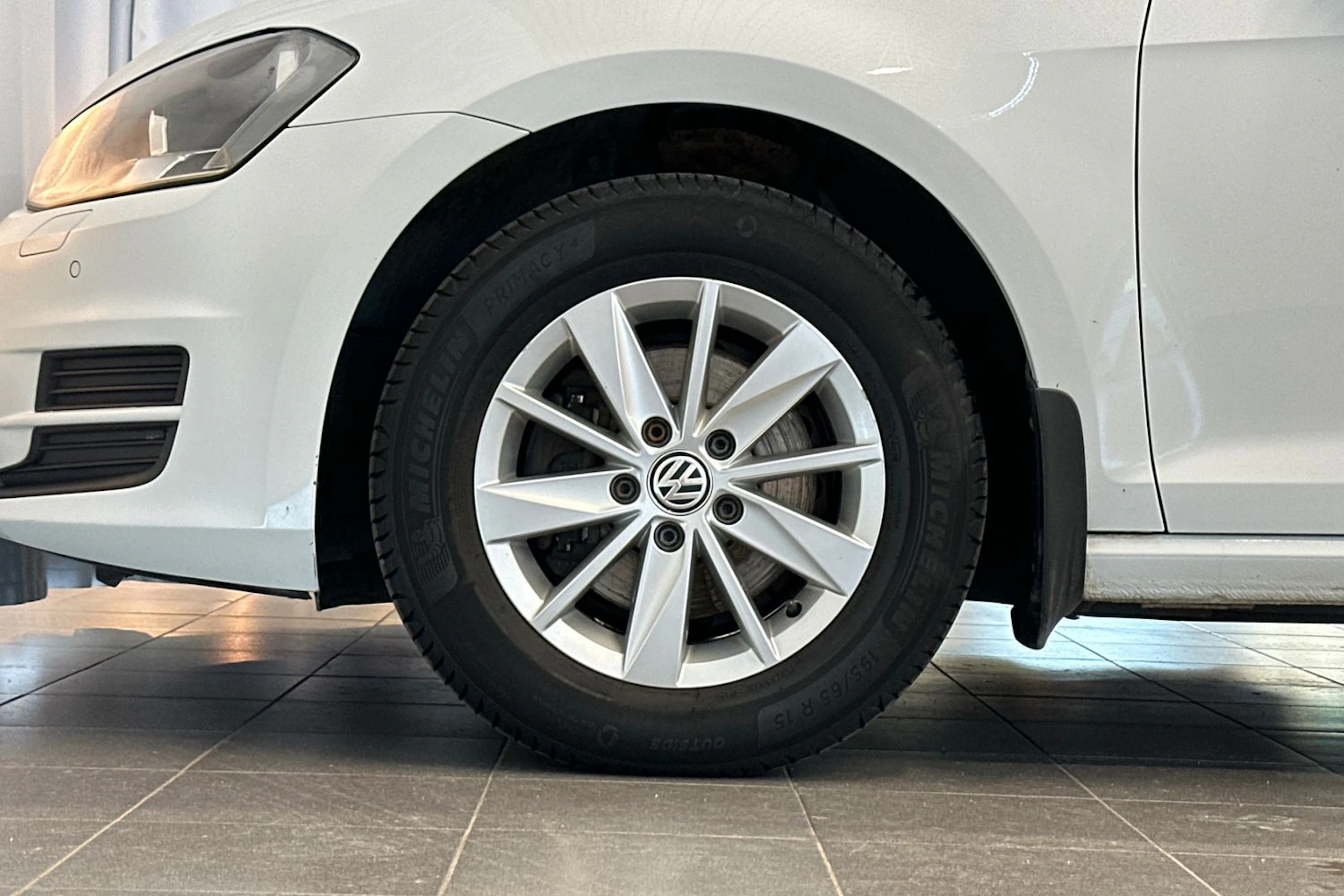 valkoinen Volkswagen Golf 2015 kuva 24.