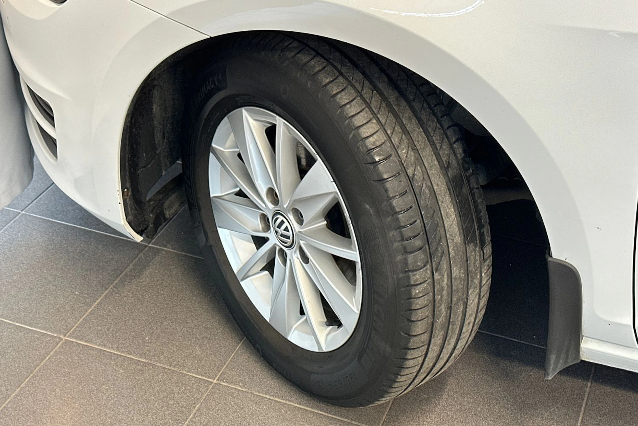 valkoinen Volkswagen Golf 2015 kuva 25.