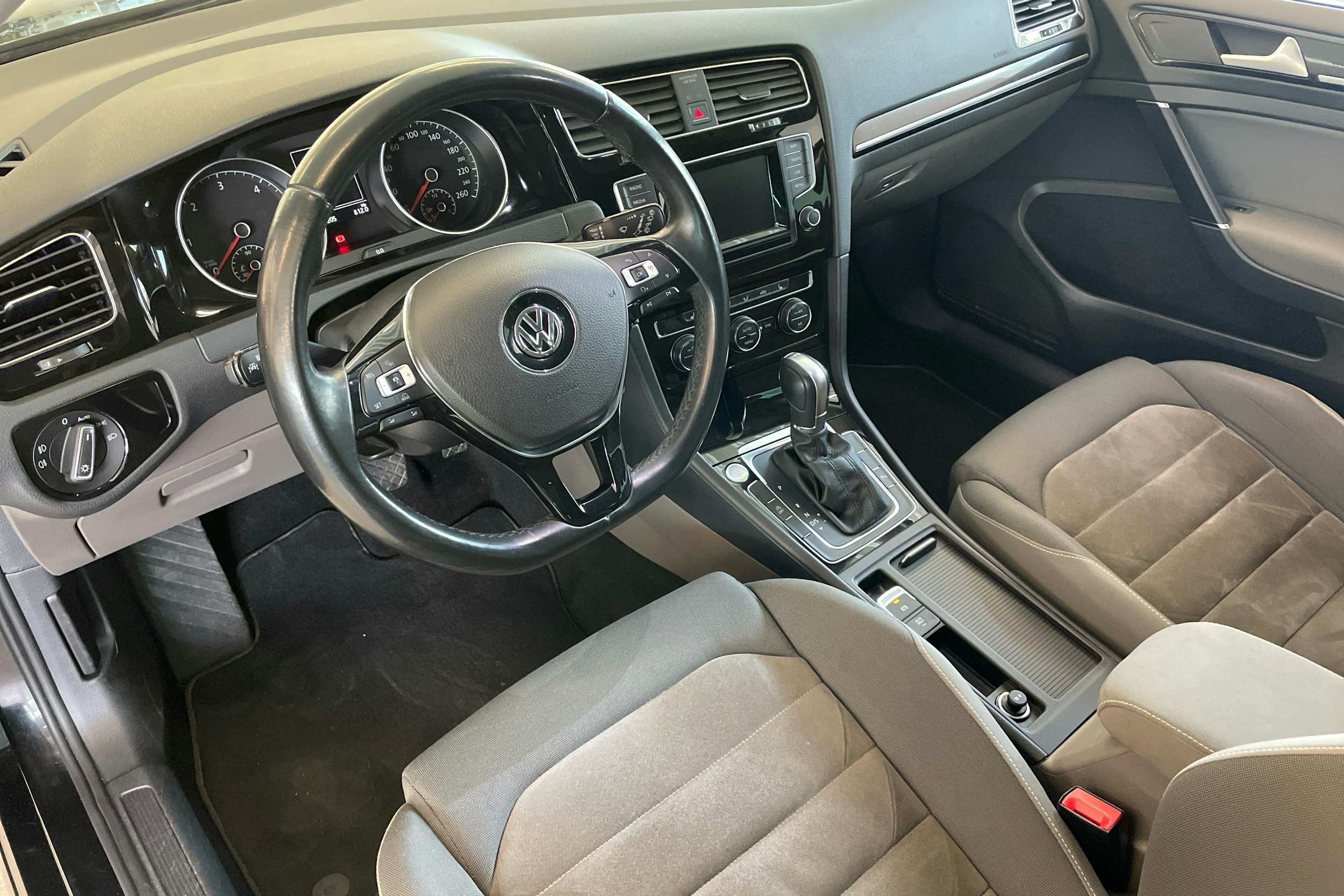 Musta Volkswagen GOLF 2015 kuva 6.