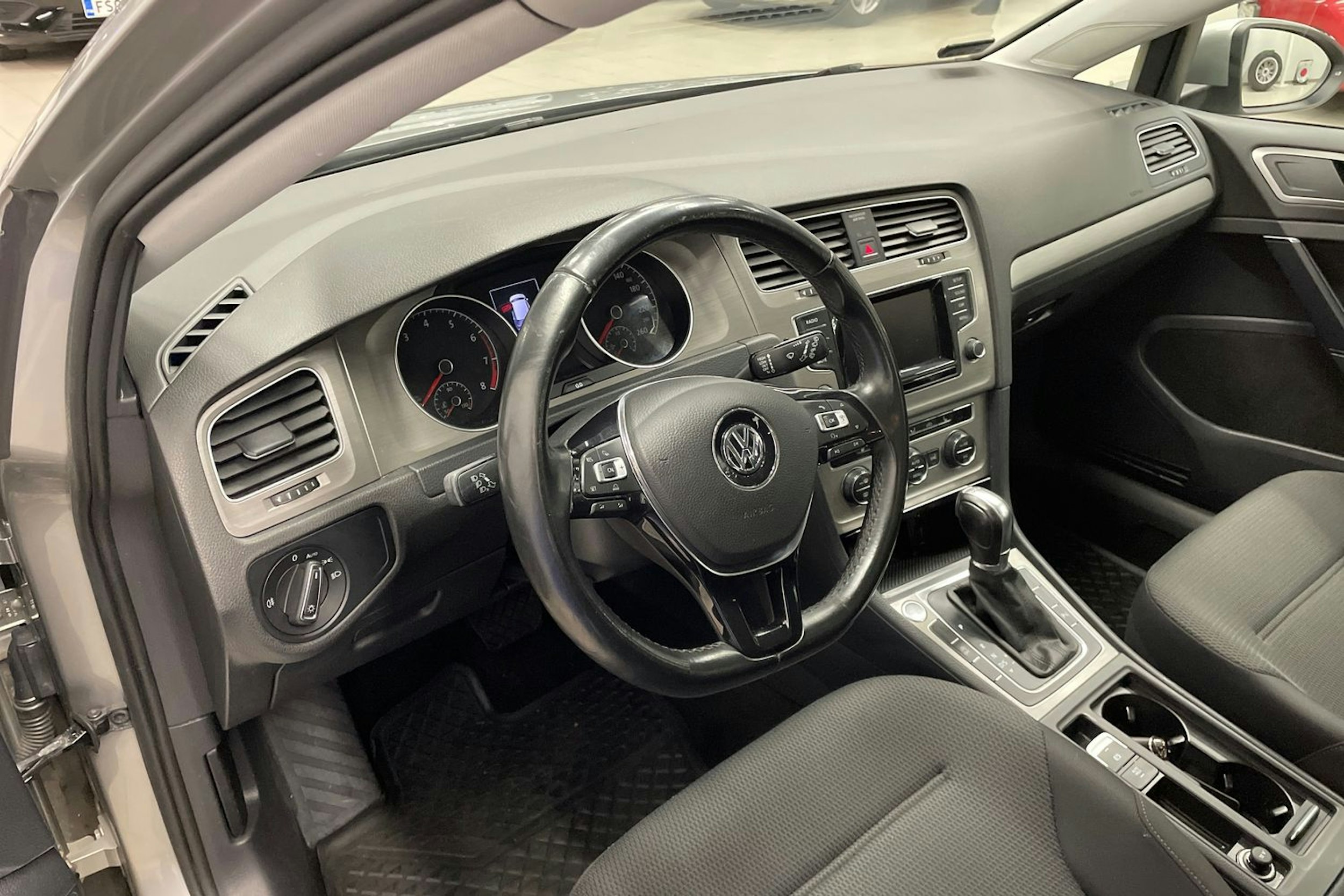 harmaa Volkswagen Golf 2015 kuva 6.