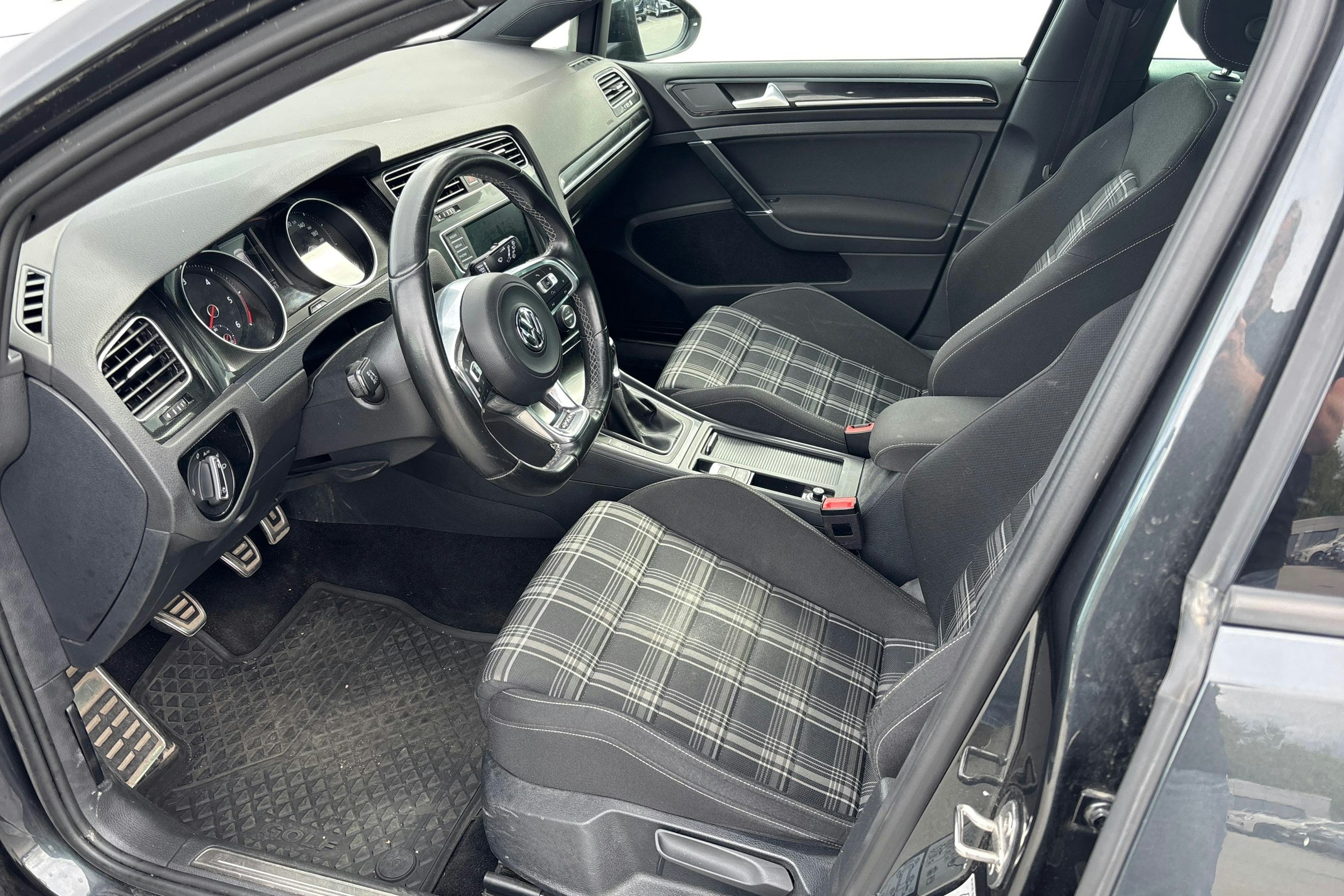 harmaa Volkswagen Golf 2015 kuva 3.
