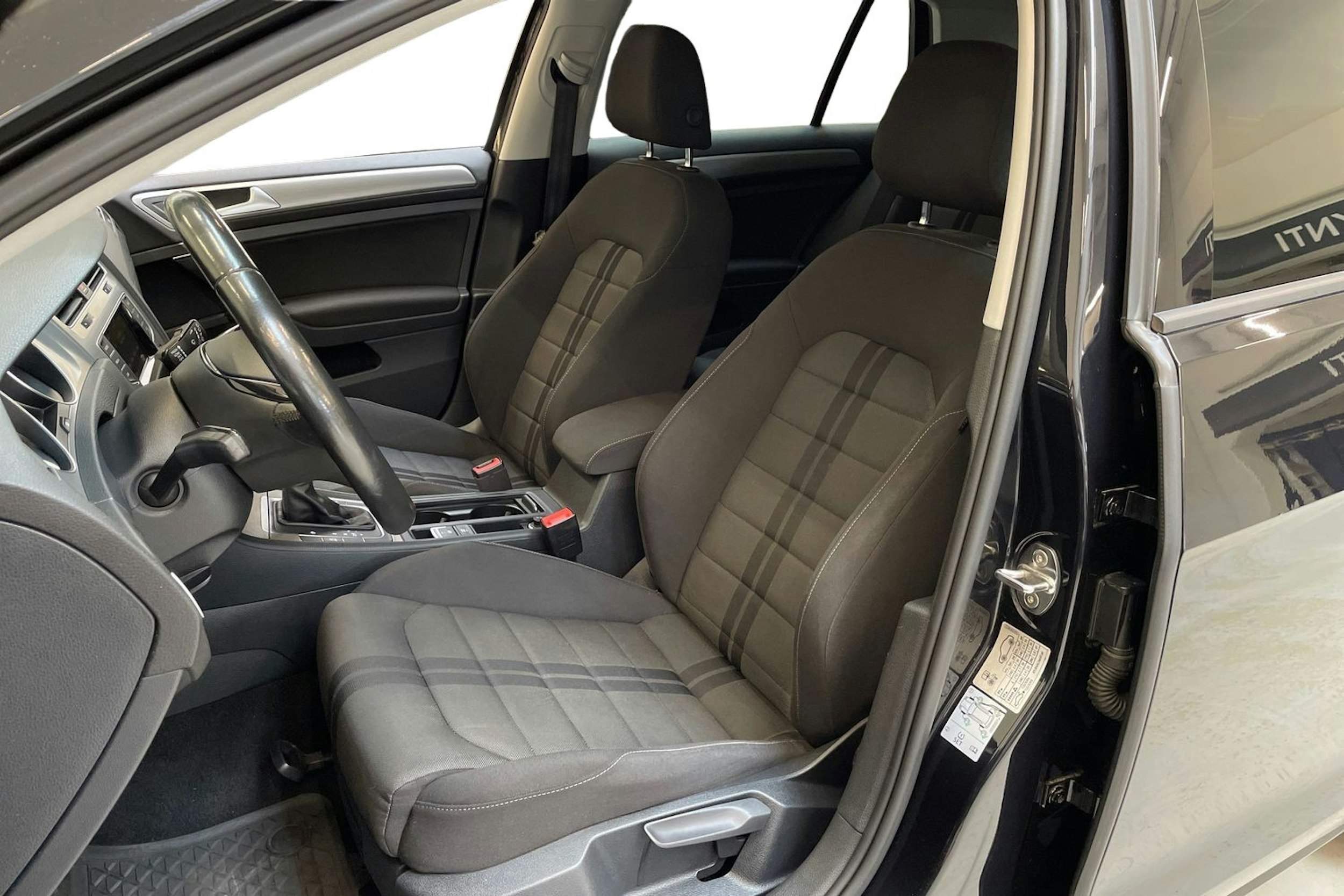 musta Volkswagen Golf 2015 kuva 7.