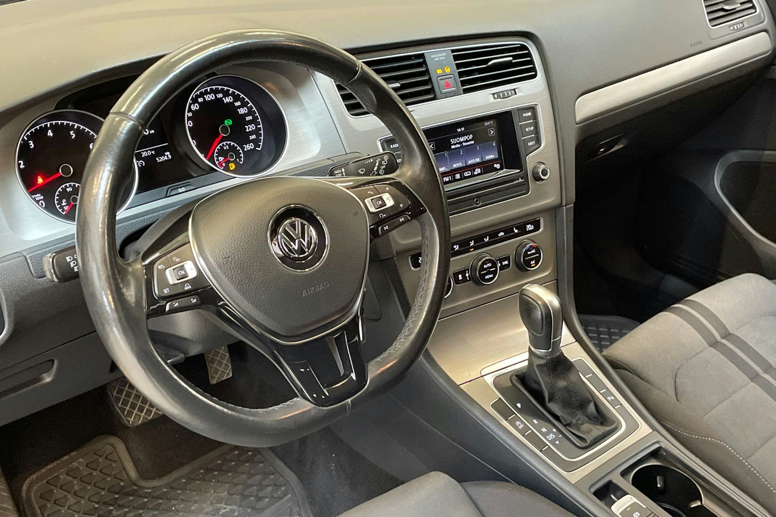 musta Volkswagen Golf 2015 kuva 9.