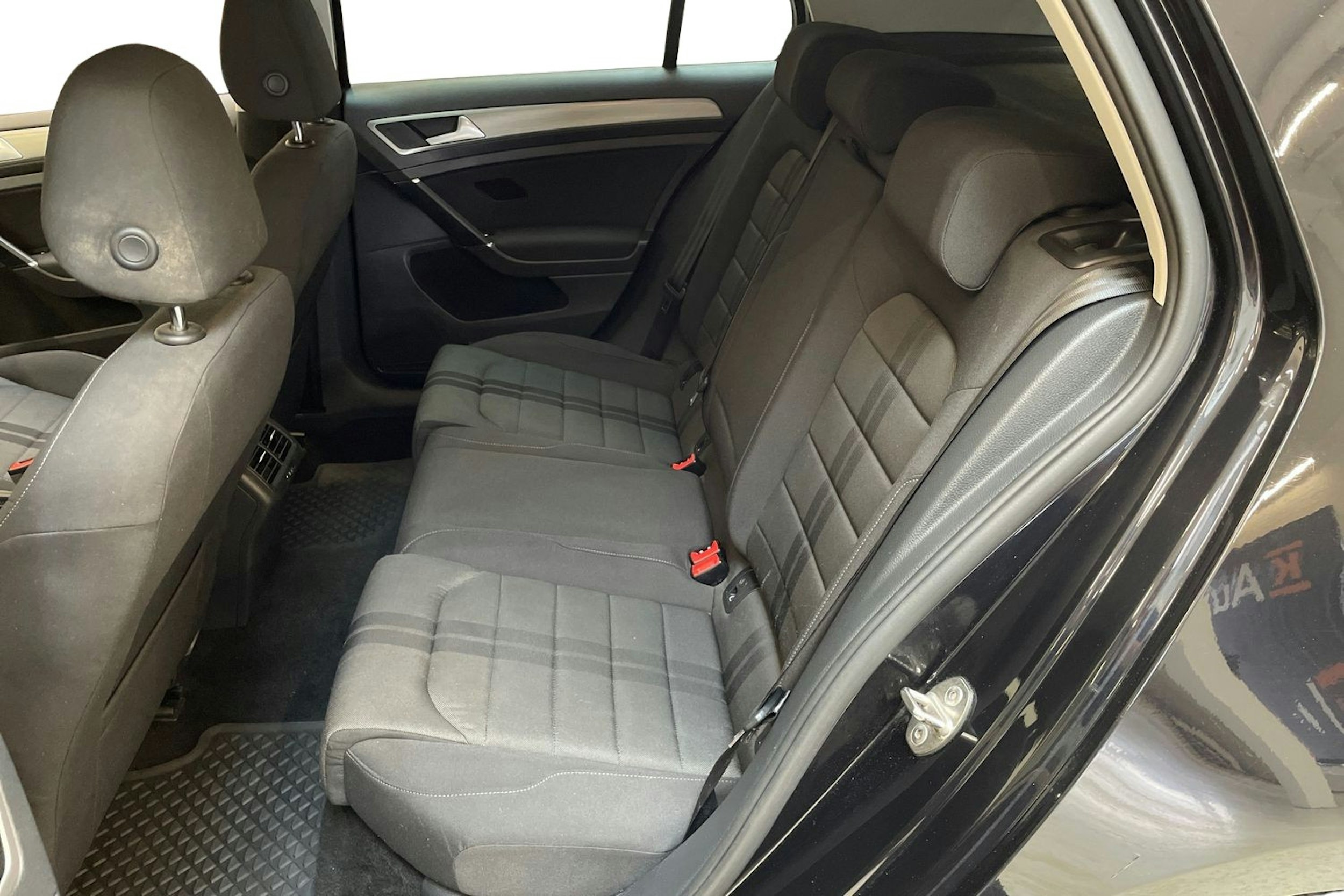 musta Volkswagen Golf 2015 kuva 10.