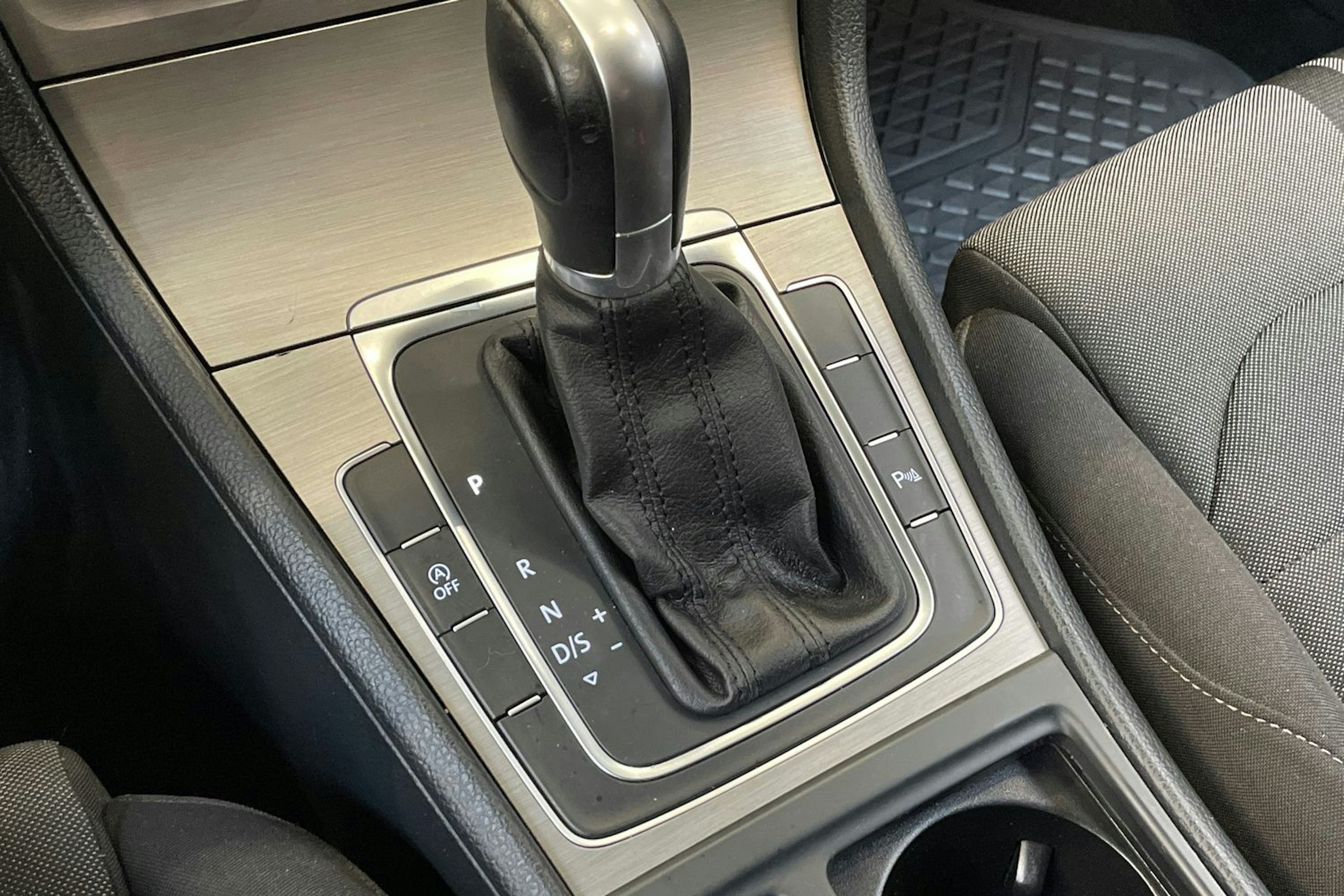 musta Volkswagen Golf 2015 kuva 23.