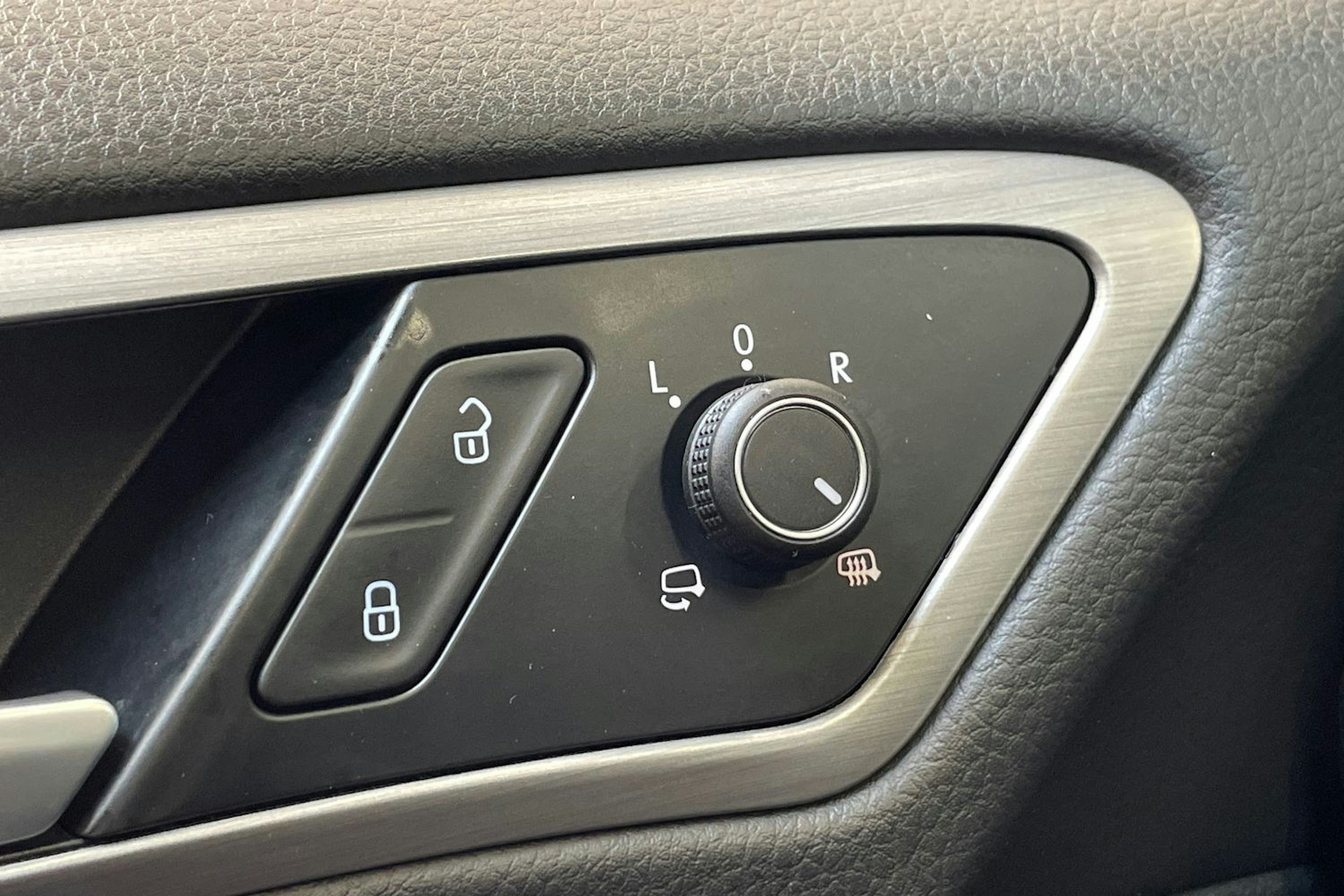 musta Volkswagen Golf 2015 kuva 26.