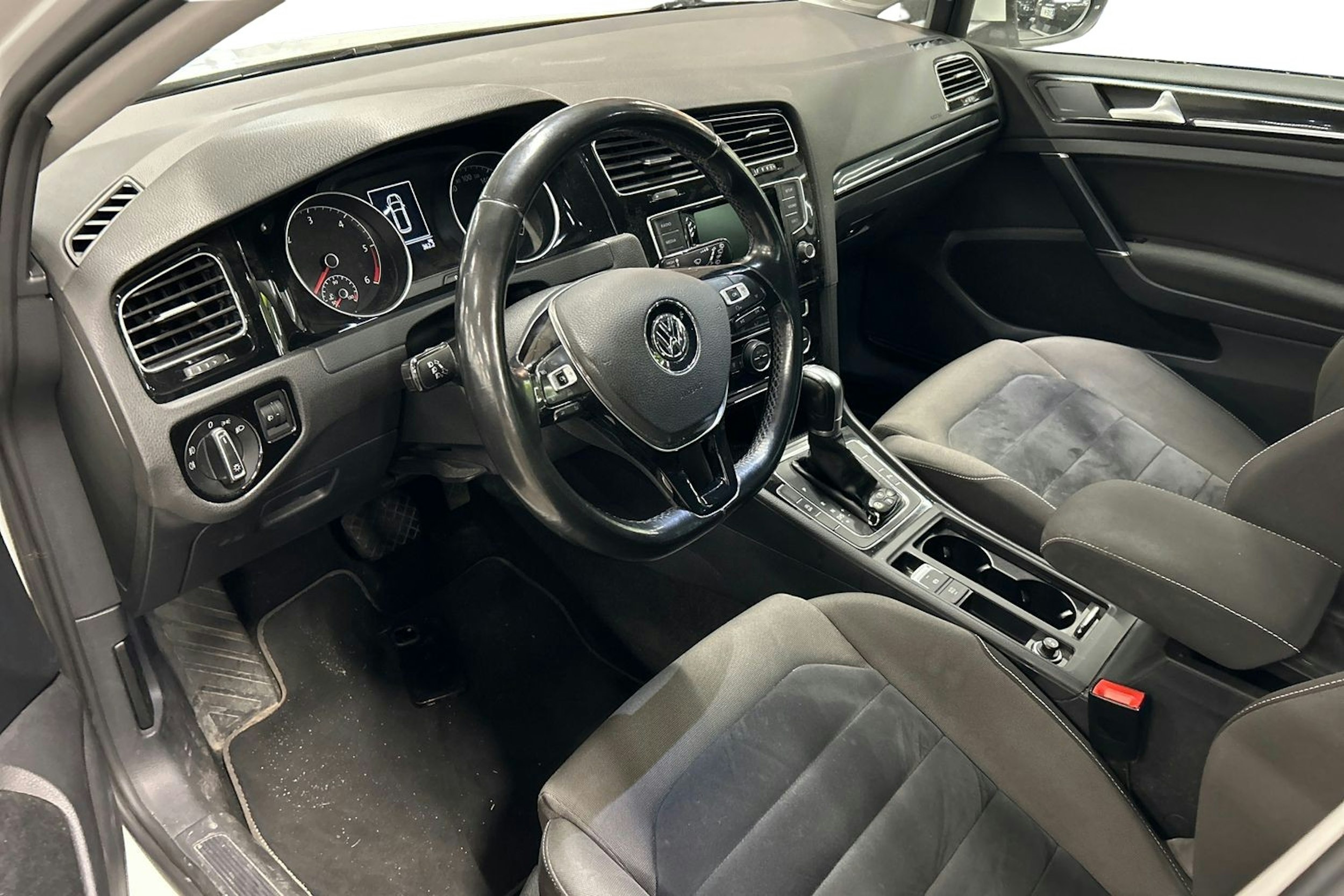 valkoinen Volkswagen Golf 2015 kuva 3.