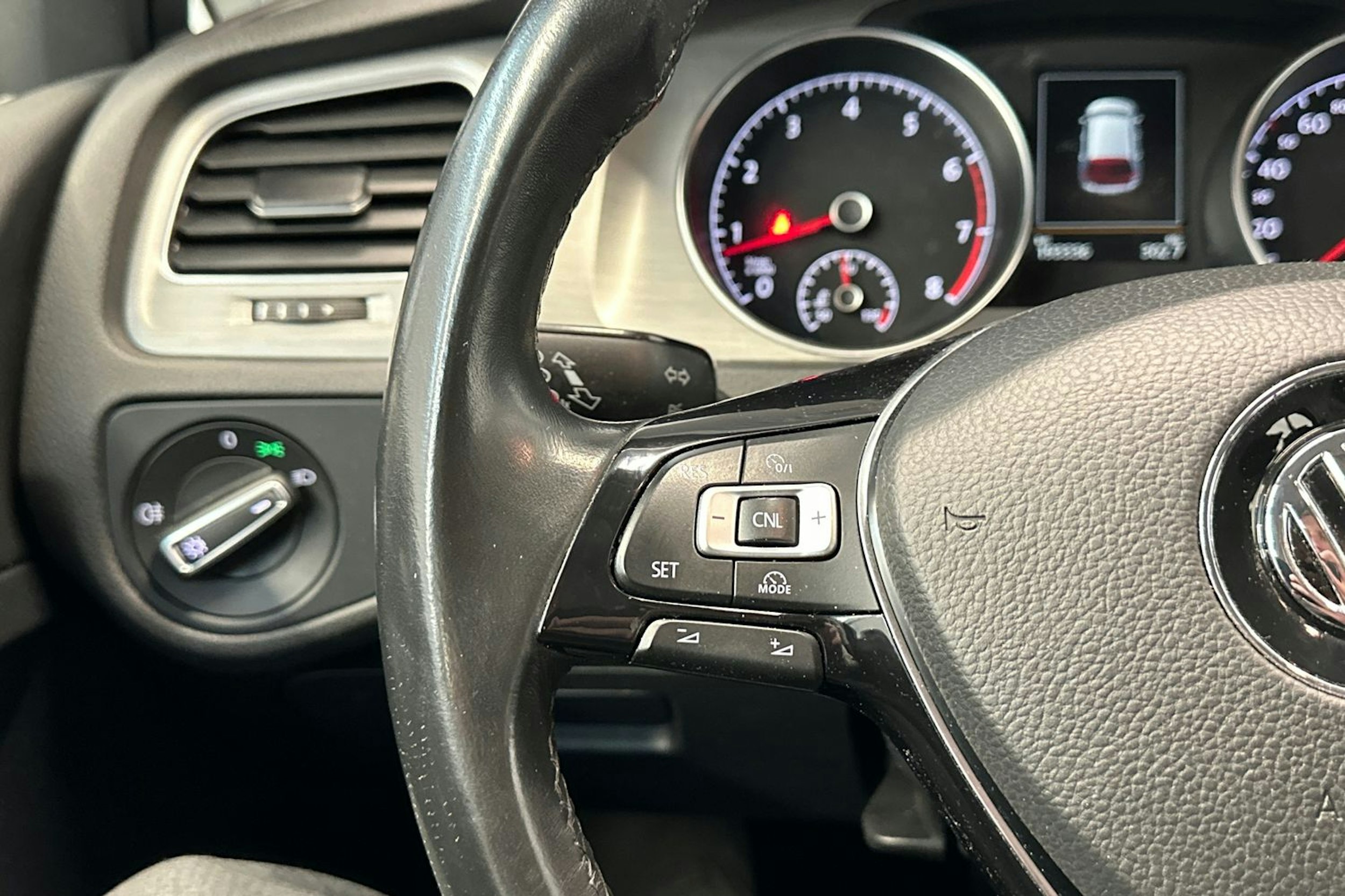 sininen Volkswagen Golf 2015 kuva 16.