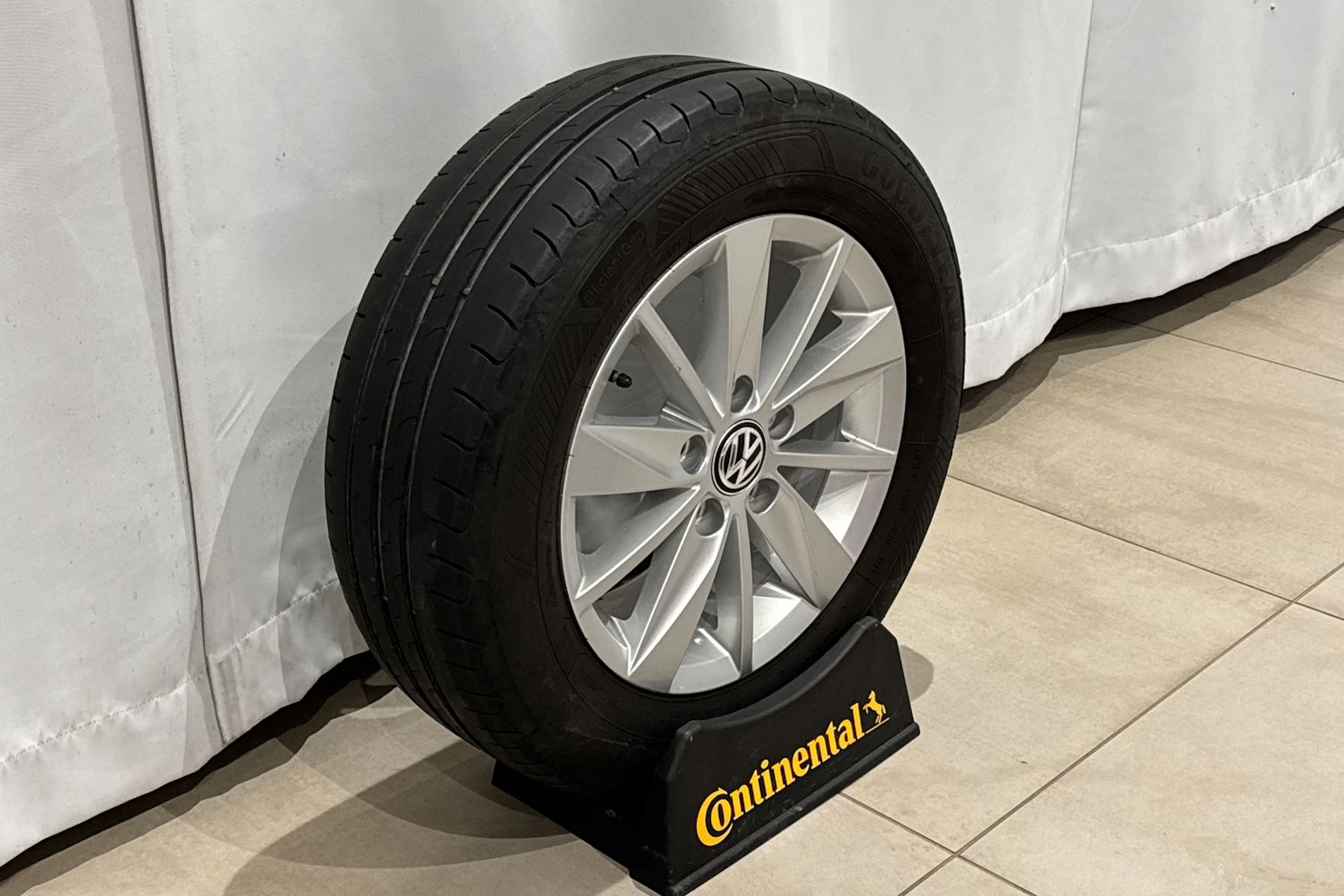 punainen Volkswagen Golf 2015 kuva 40.