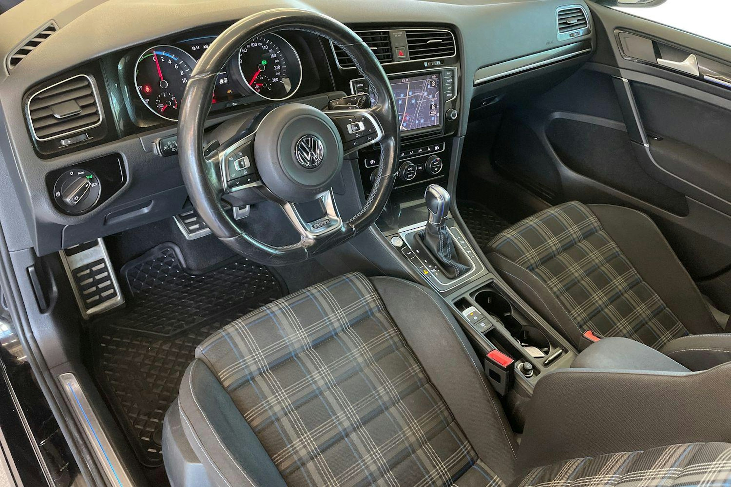 Musta Volkswagen GOLF 2015 kuva 6.
