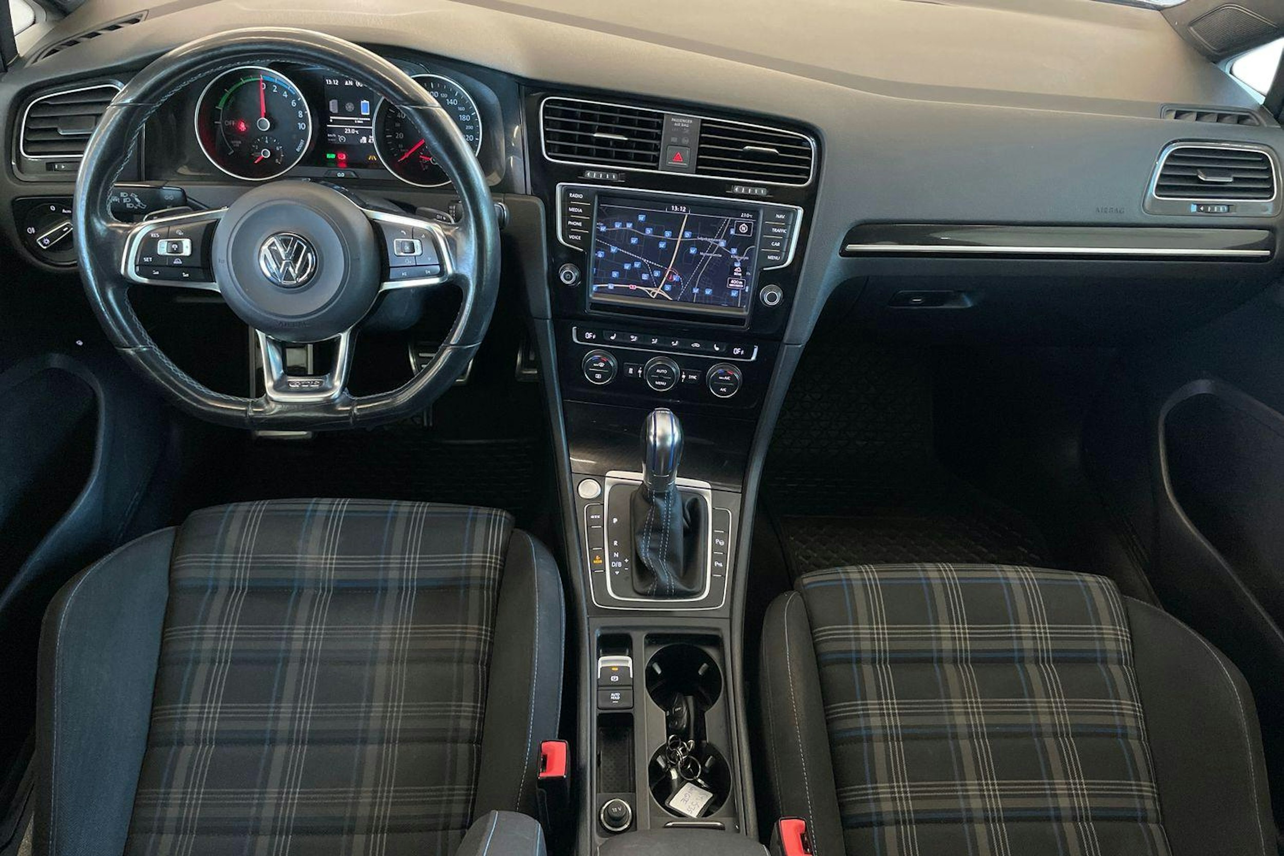 Musta Volkswagen GOLF 2015 kuva 7.