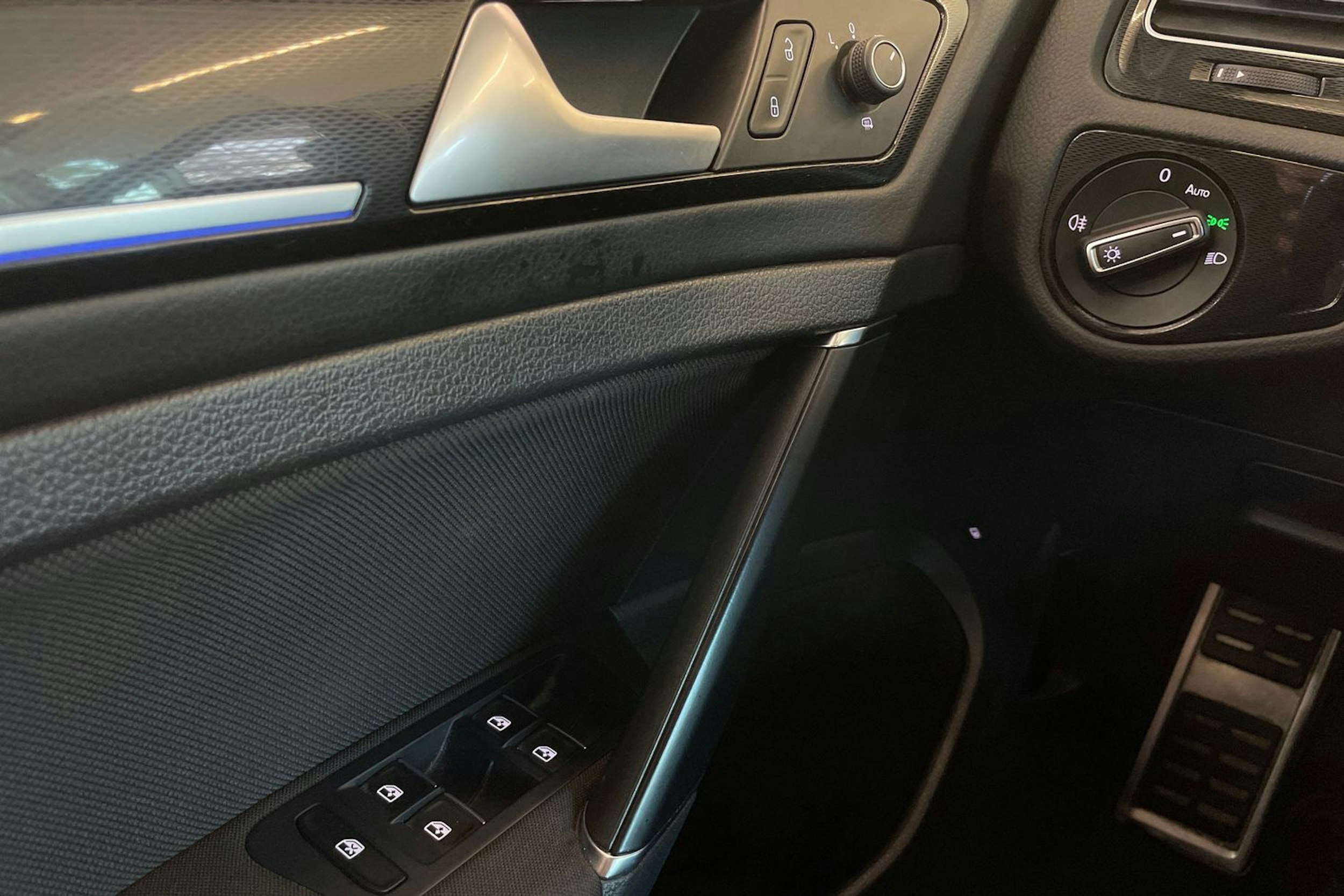 Musta Volkswagen GOLF 2015 kuva 16.