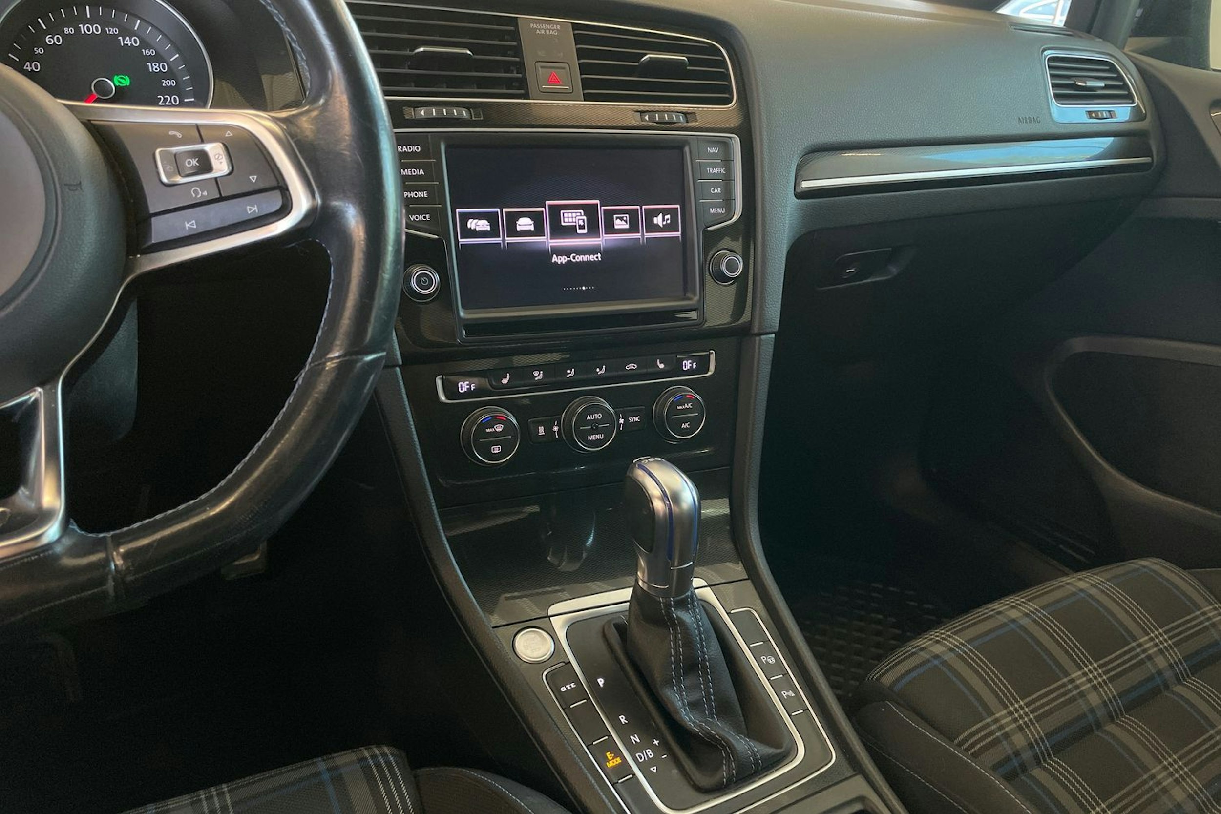 Musta Volkswagen GOLF 2015 kuva 17.