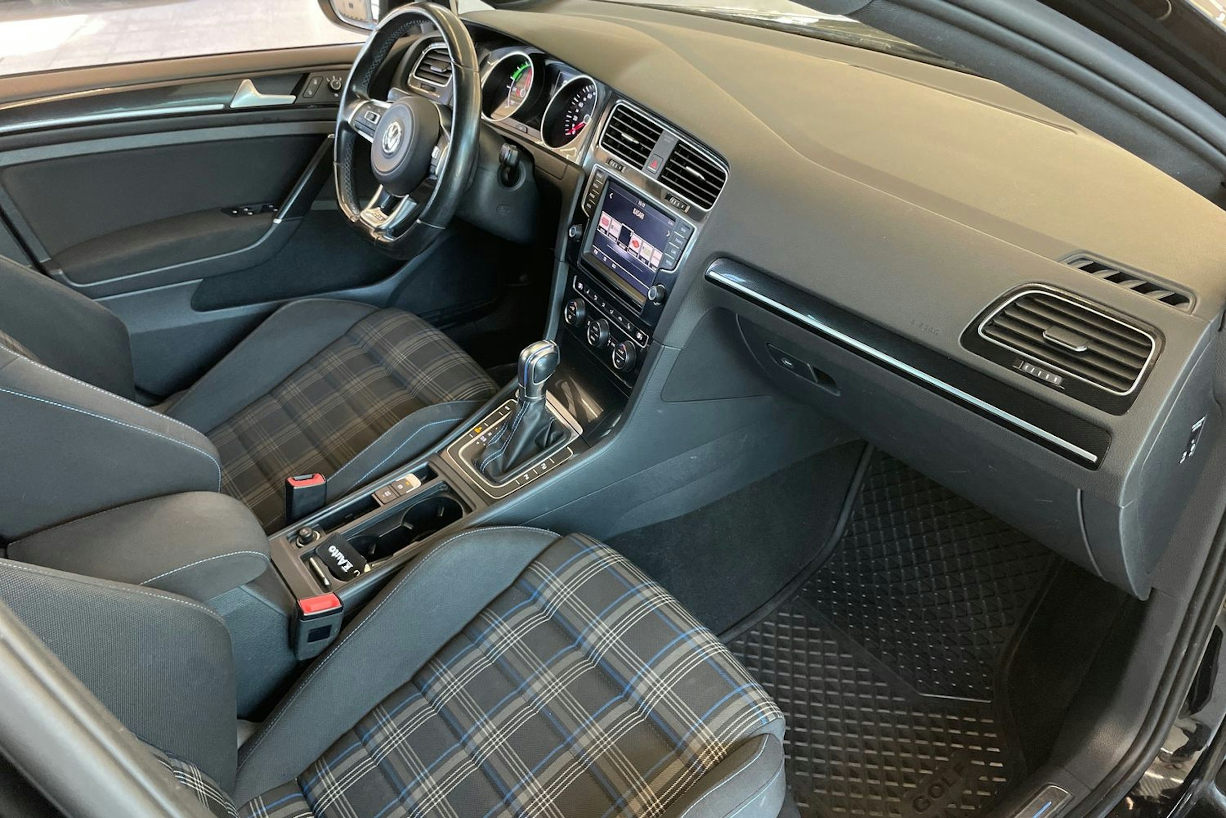 Musta Volkswagen GOLF 2015 kuva 23.