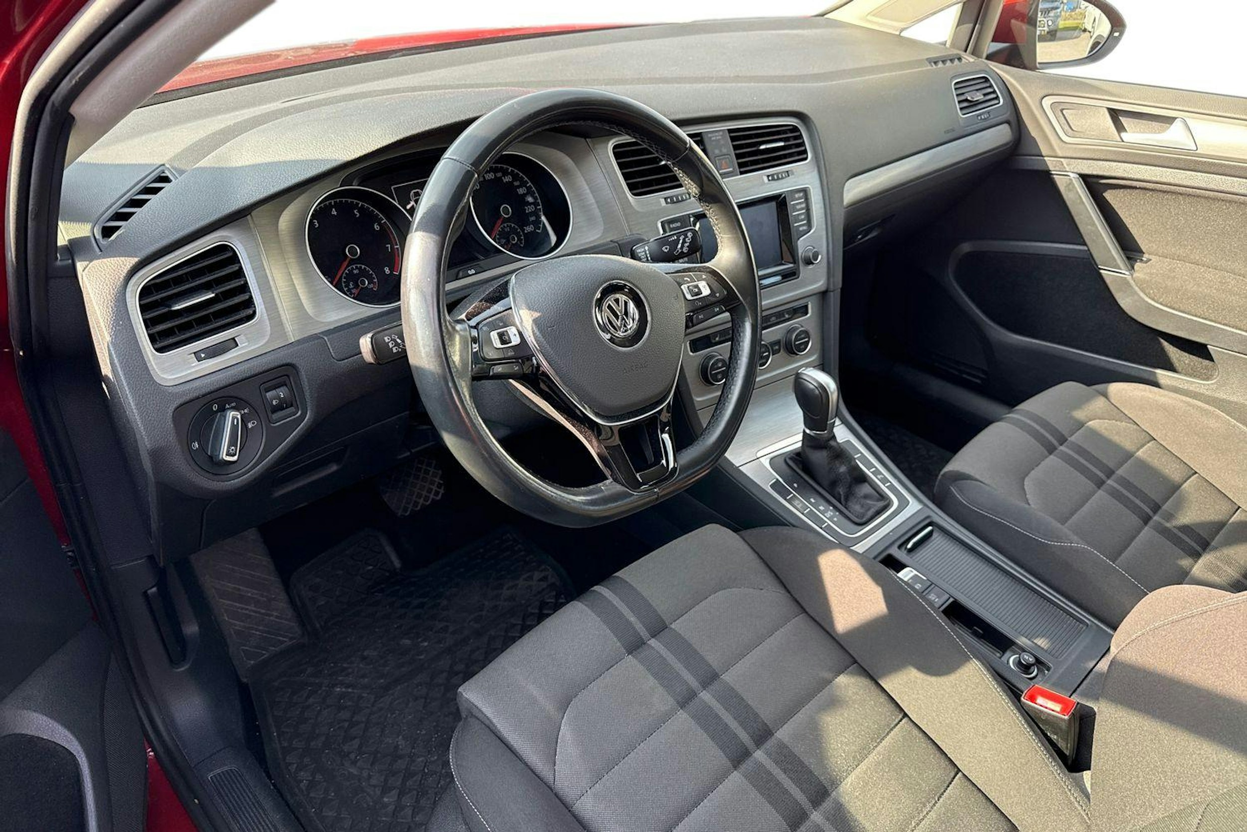 punainen Volkswagen Golf 2015 kuva 3.