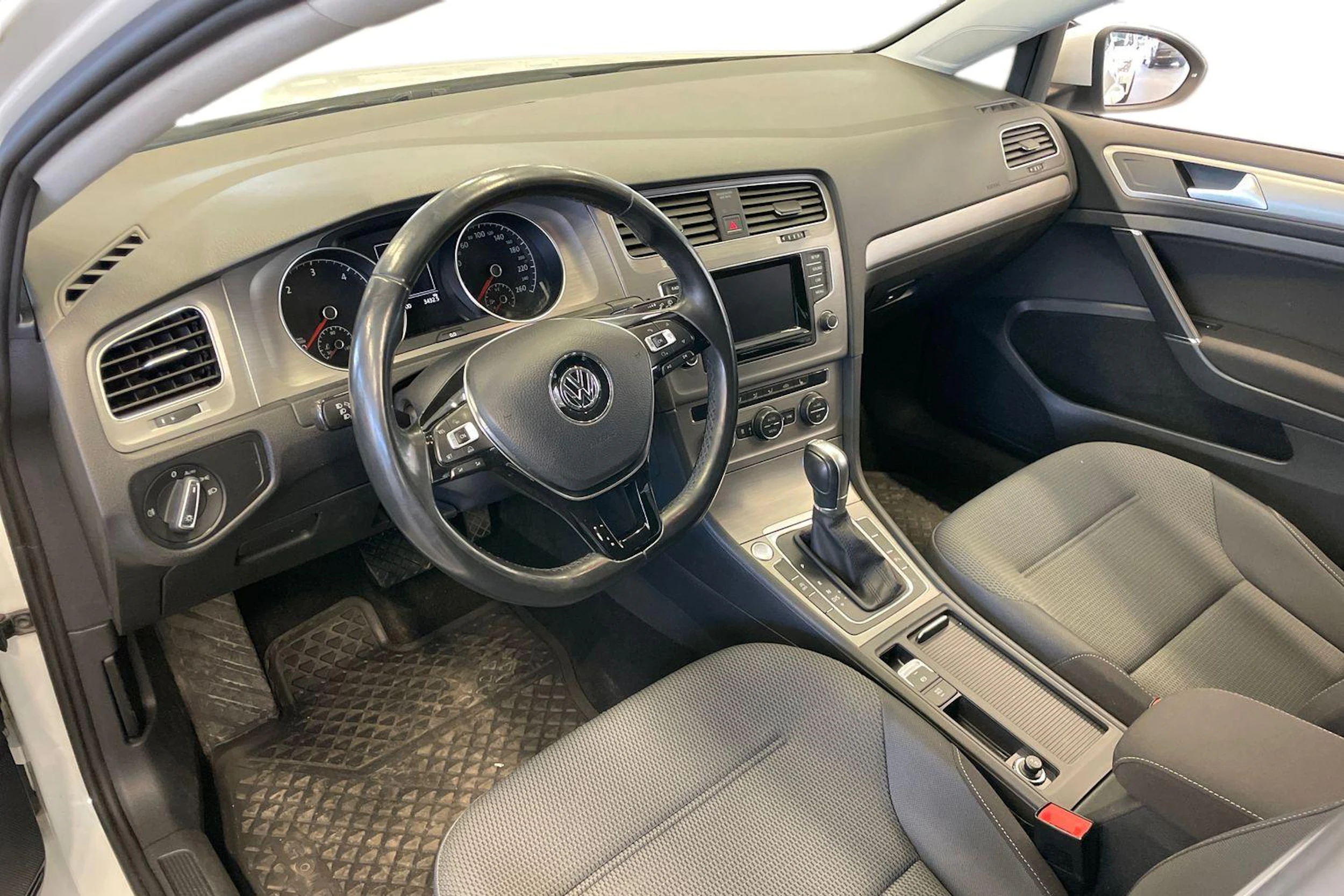 Valkoinen Volkswagen GOLF 2015 kuva 6.