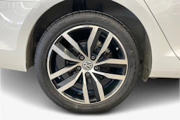 Valkoinen Volkswagen GOLF 2015 kuva 9.