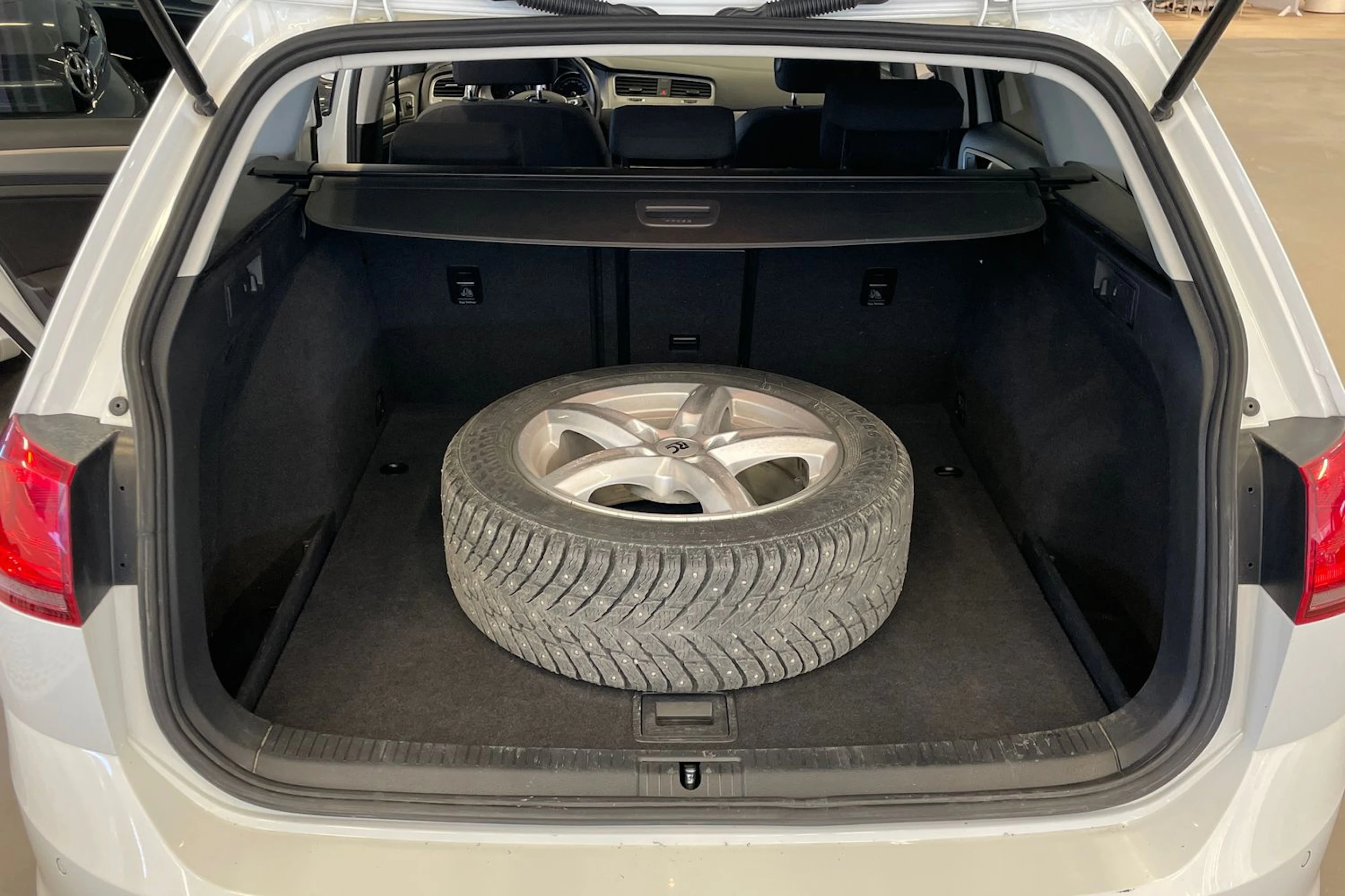 Valkoinen Volkswagen GOLF 2015 kuva 12.