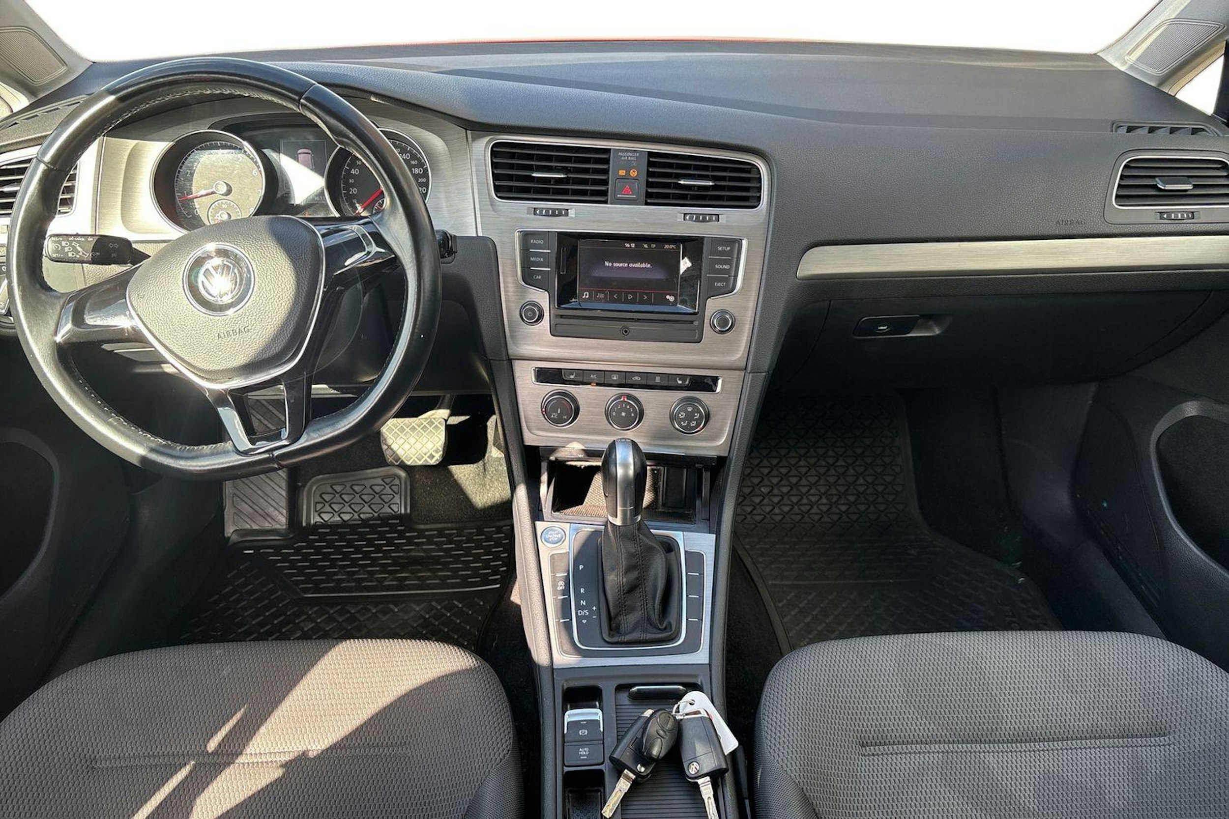 Punainen Volkswagen GOLF 2015 kuva 9.