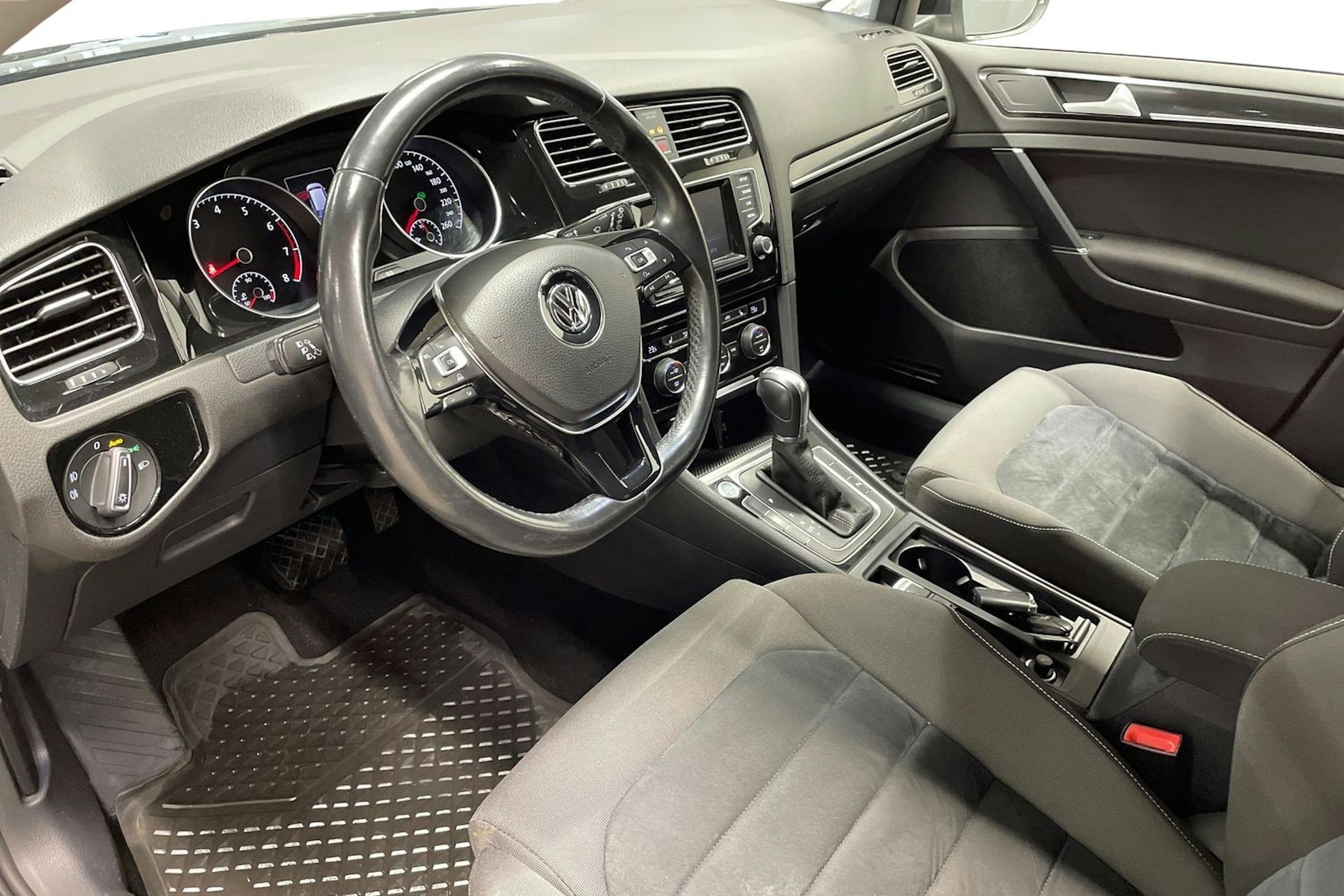 Musta Volkswagen GOLF 2015 kuva 7.