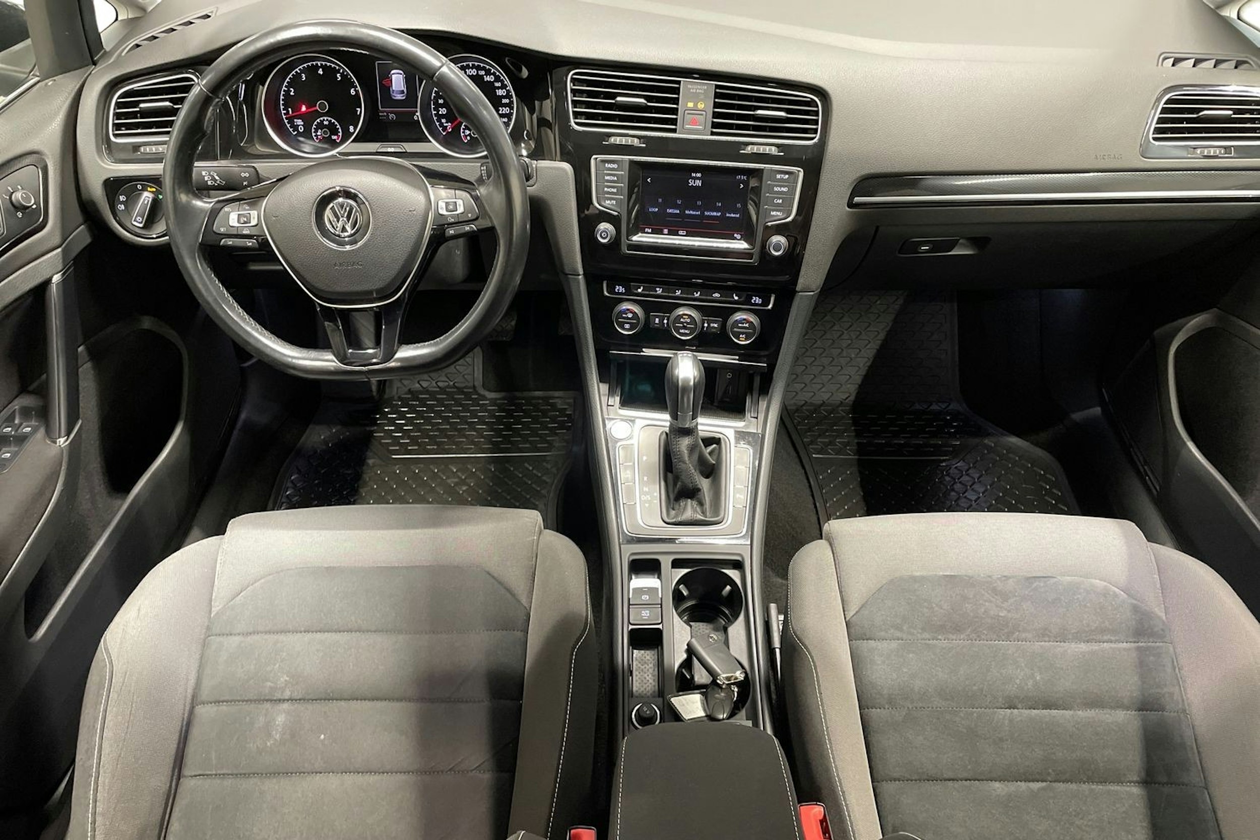 Musta Volkswagen GOLF 2015 kuva 9.