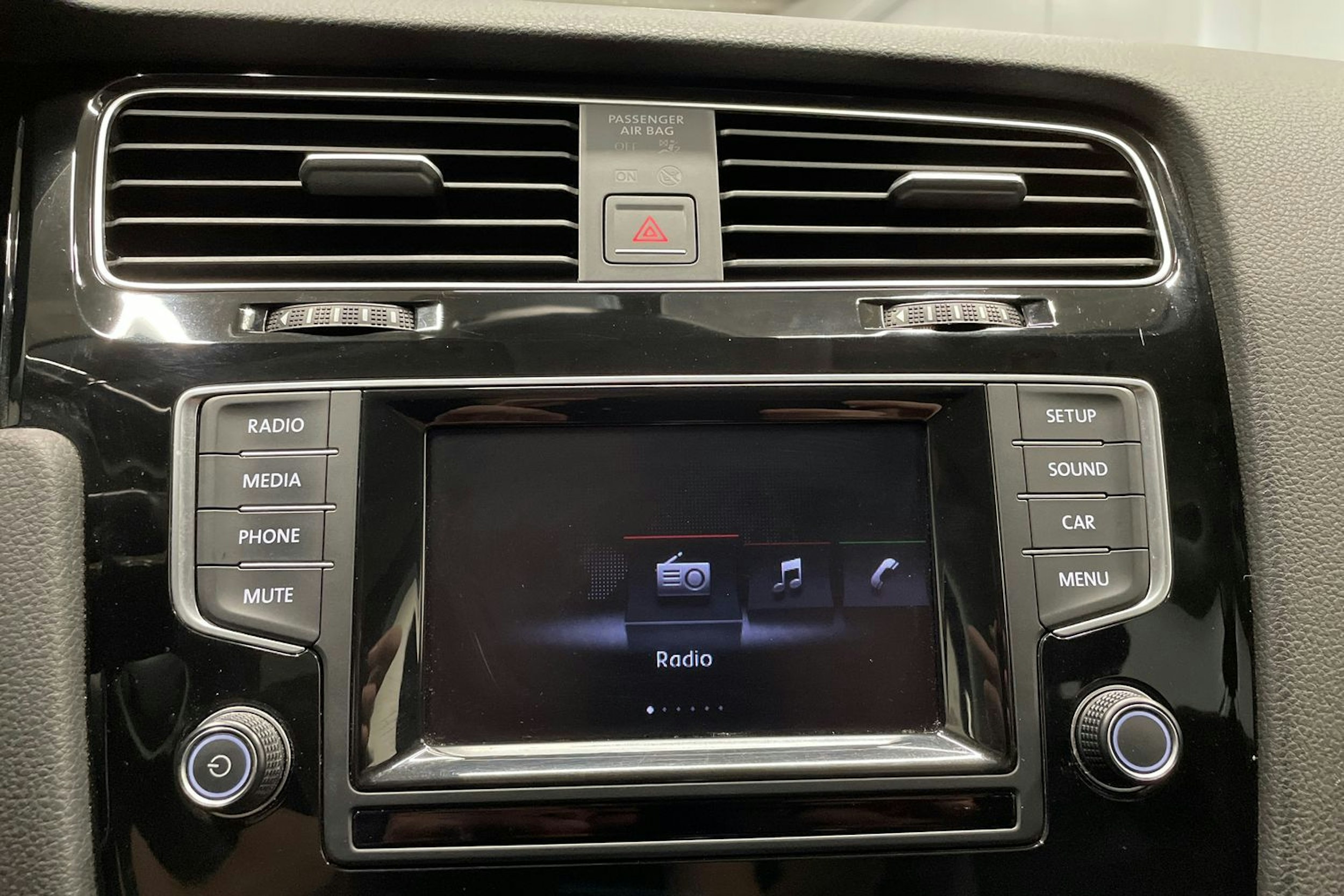 Musta Volkswagen GOLF 2015 kuva 19.