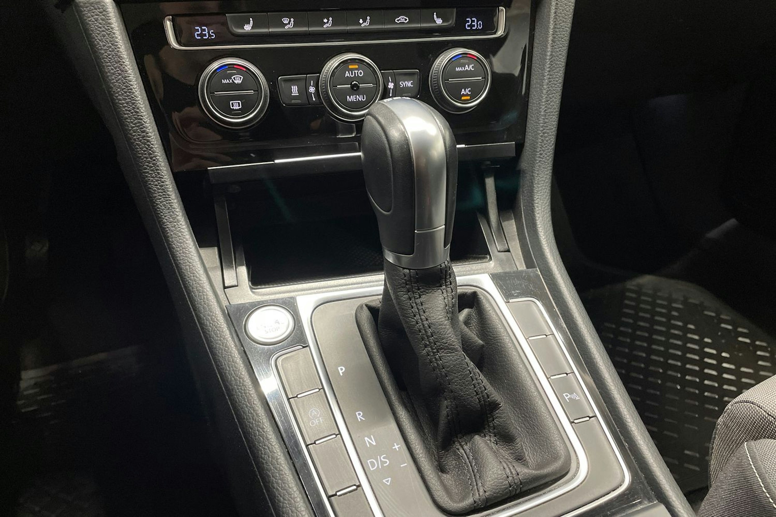 Musta Volkswagen GOLF 2015 kuva 21.