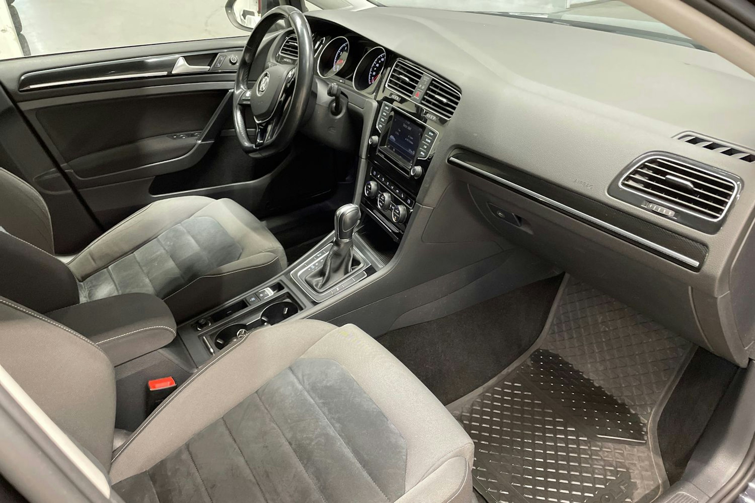 Musta Volkswagen GOLF 2015 kuva 26.