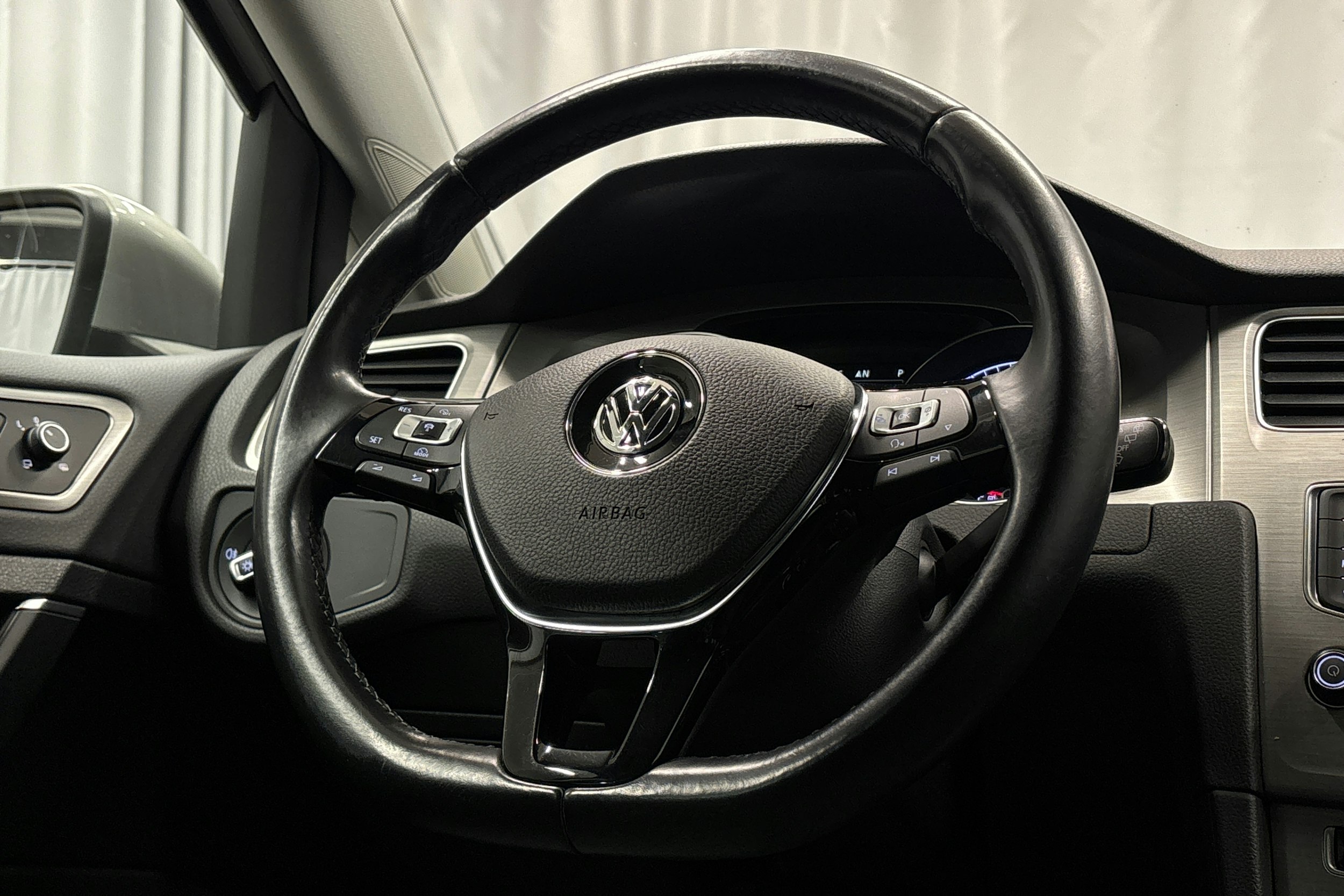 harmaa Volkswagen Golf 2015 kuva 16.