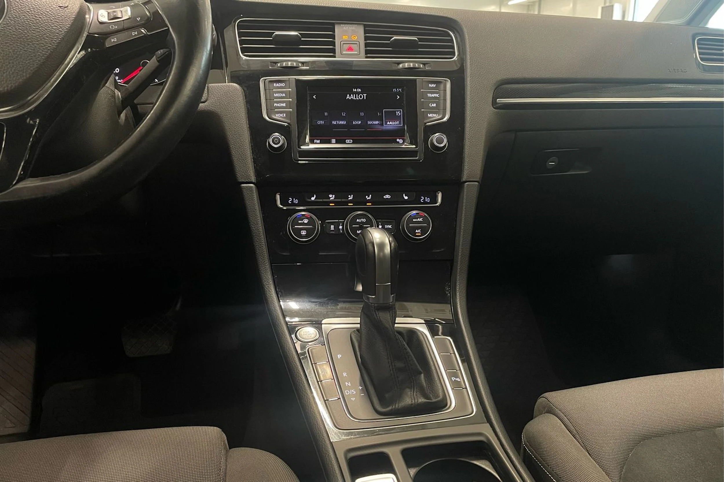 harmaa Volkswagen Golf 2015 kuva 16.
